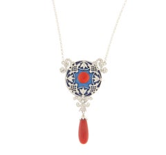 Collana con diamanti, smalto e corallo in oro bianco 18 carati