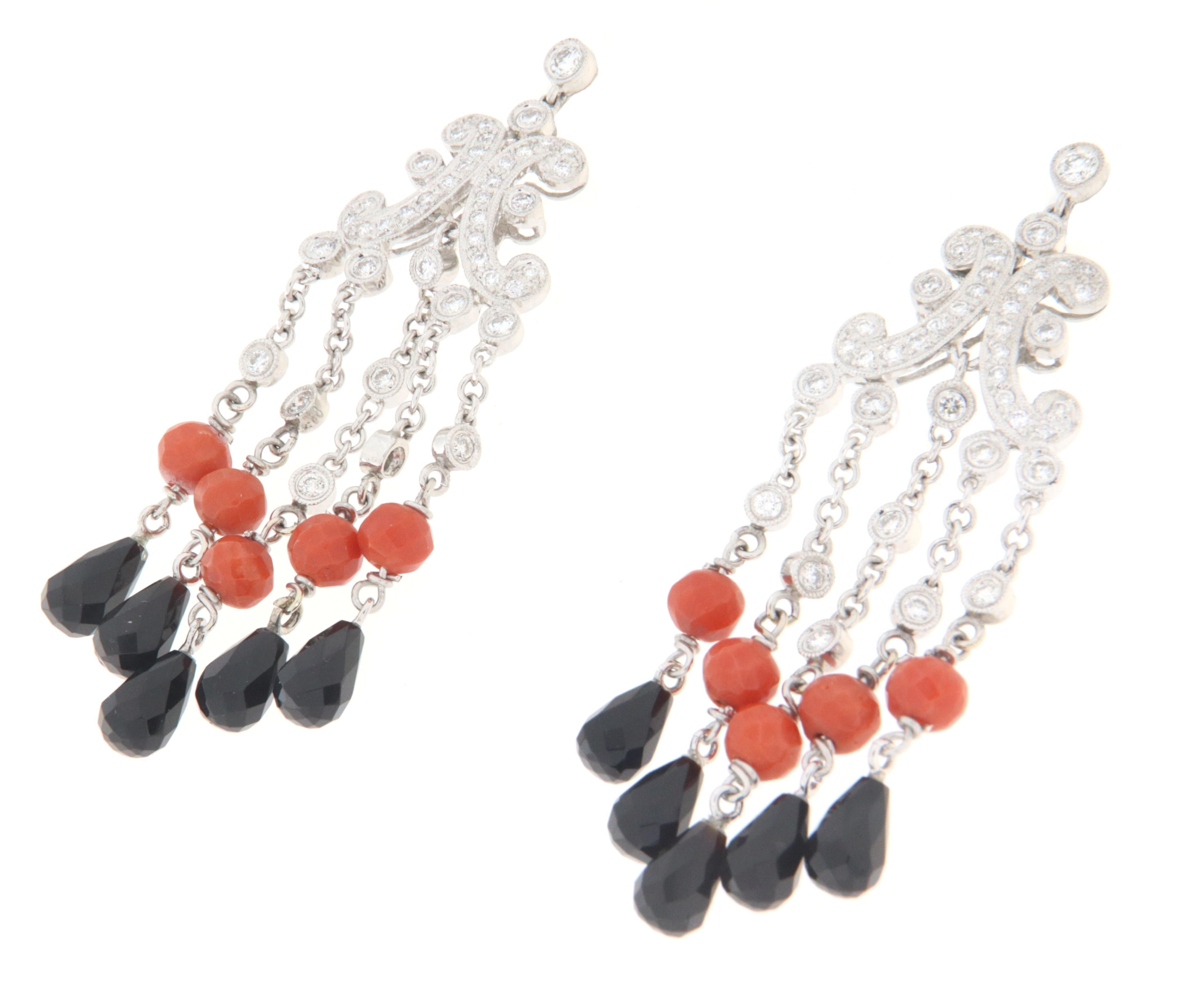 Magnificent earring created entirely by hand by skilled goldsmiths of Naples in 18k white gold mounted with coral,drop onyx and diamonds.
An elegant earring that can also be displayed for less important occasions, a jewel that any woman would like