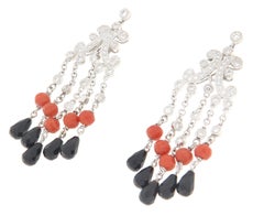 Orecchini a candeliere in stile Art Déco con corallo, onice sfaccettato e diamanti, in oro bianco 18 carati