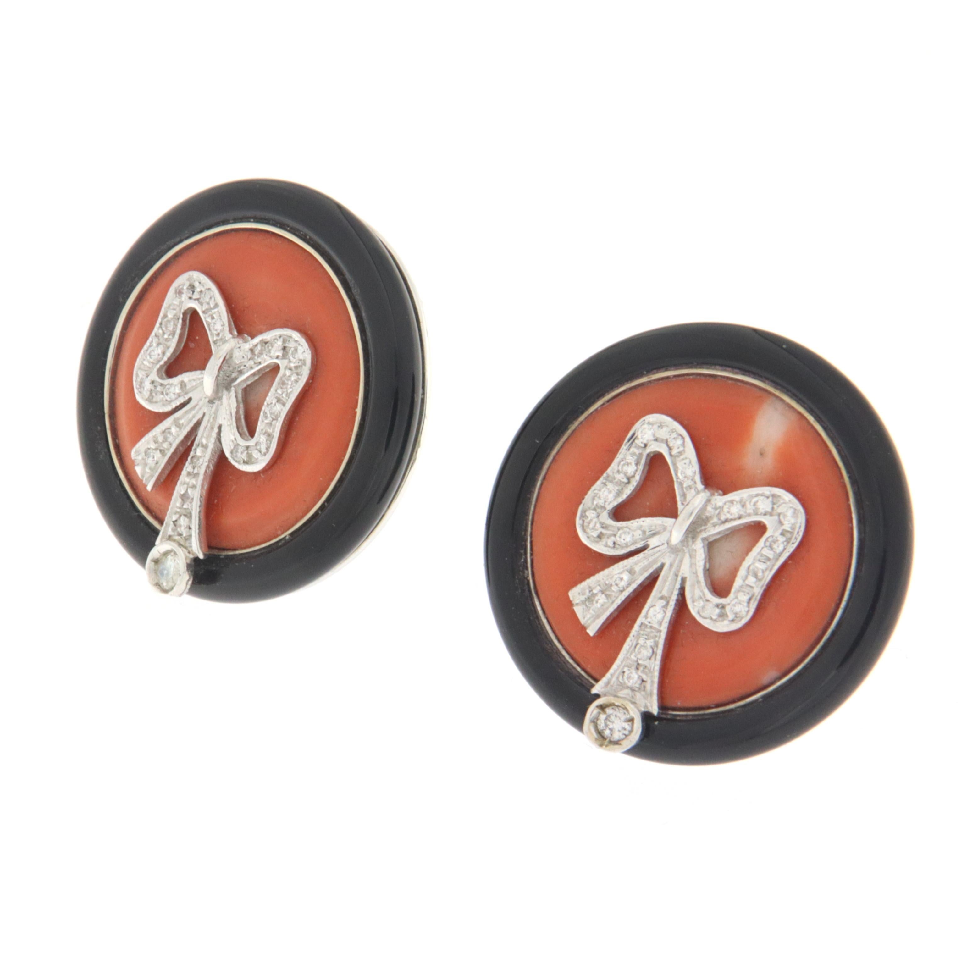 Magnificent earring created entirely by hand by skilled goldsmiths of Naples in 18k white gold mounted with coral onyx and diamonds.
An elegant earring that can also be displayed for less important occasions, a jewel that any woman would like to