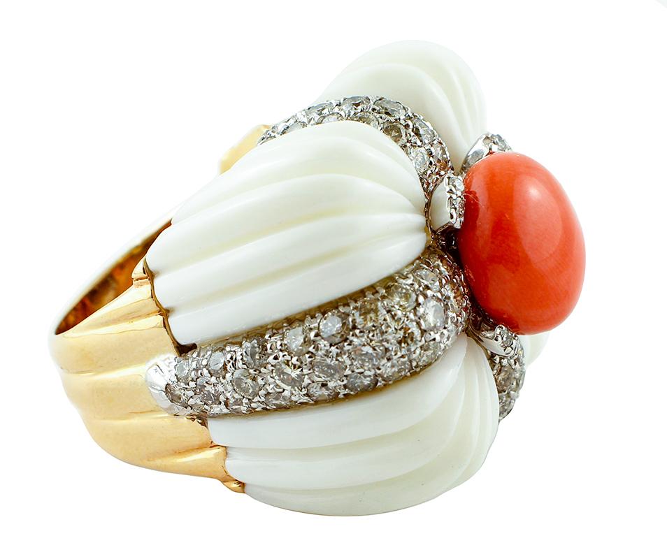 SHIPPING POLICY:
No additional costs will be added to this order.
Shipping costs will be totally covered by the seller (customs duties included). 


Vintage Fashion ring with Italian design, realized in 14k yellow and white gold structure, mounted