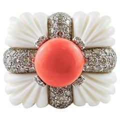 Anillo de moda de oro amarillo y blanco con diamantes, coral y ágata blanca