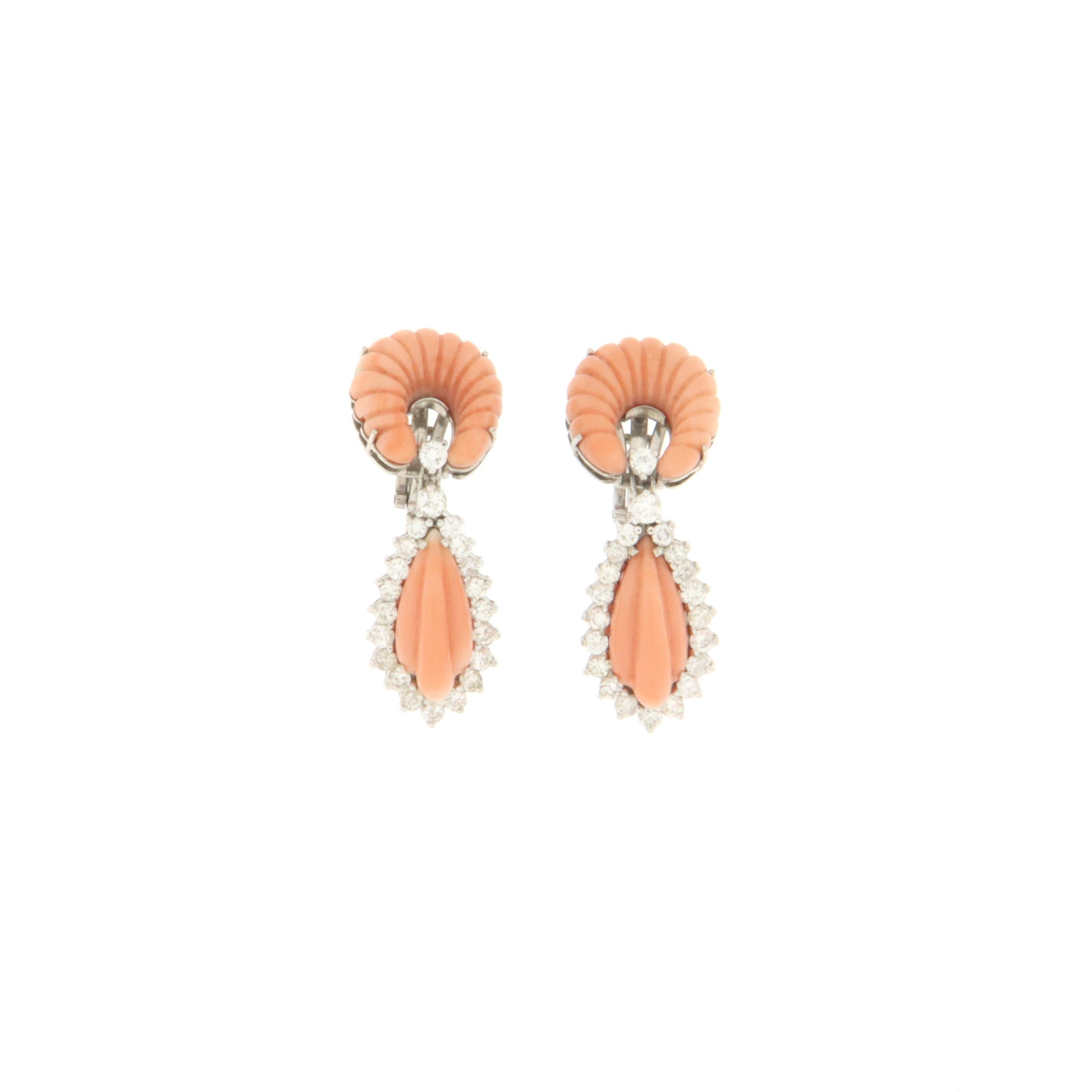 Boucles d'oreilles pendantes en or blanc 14 carats avec diamants et corail Neuf - En vente à Marcianise, IT