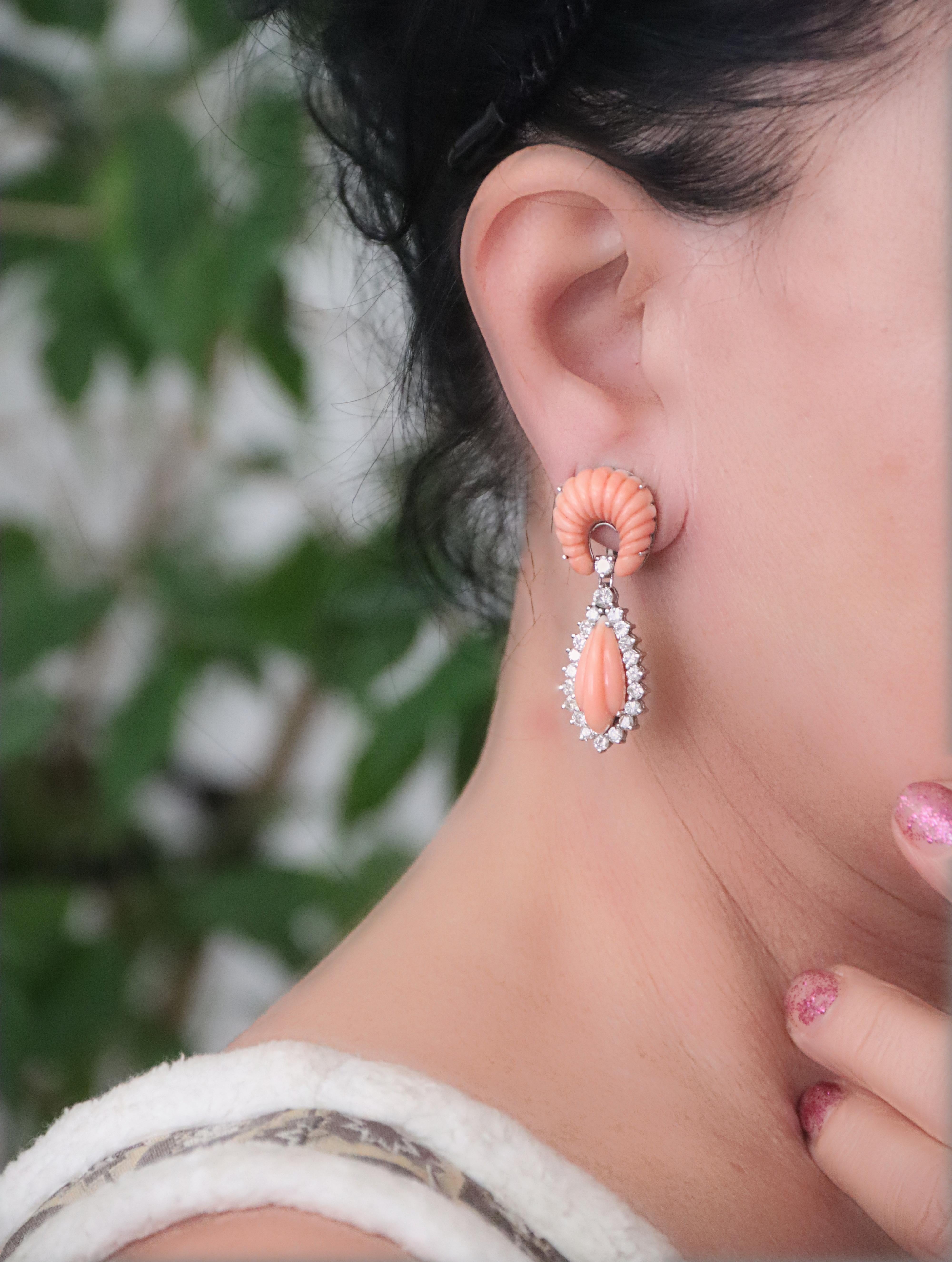Boucles d'oreilles pendantes en or blanc 14 carats avec diamants et corail en vente 1