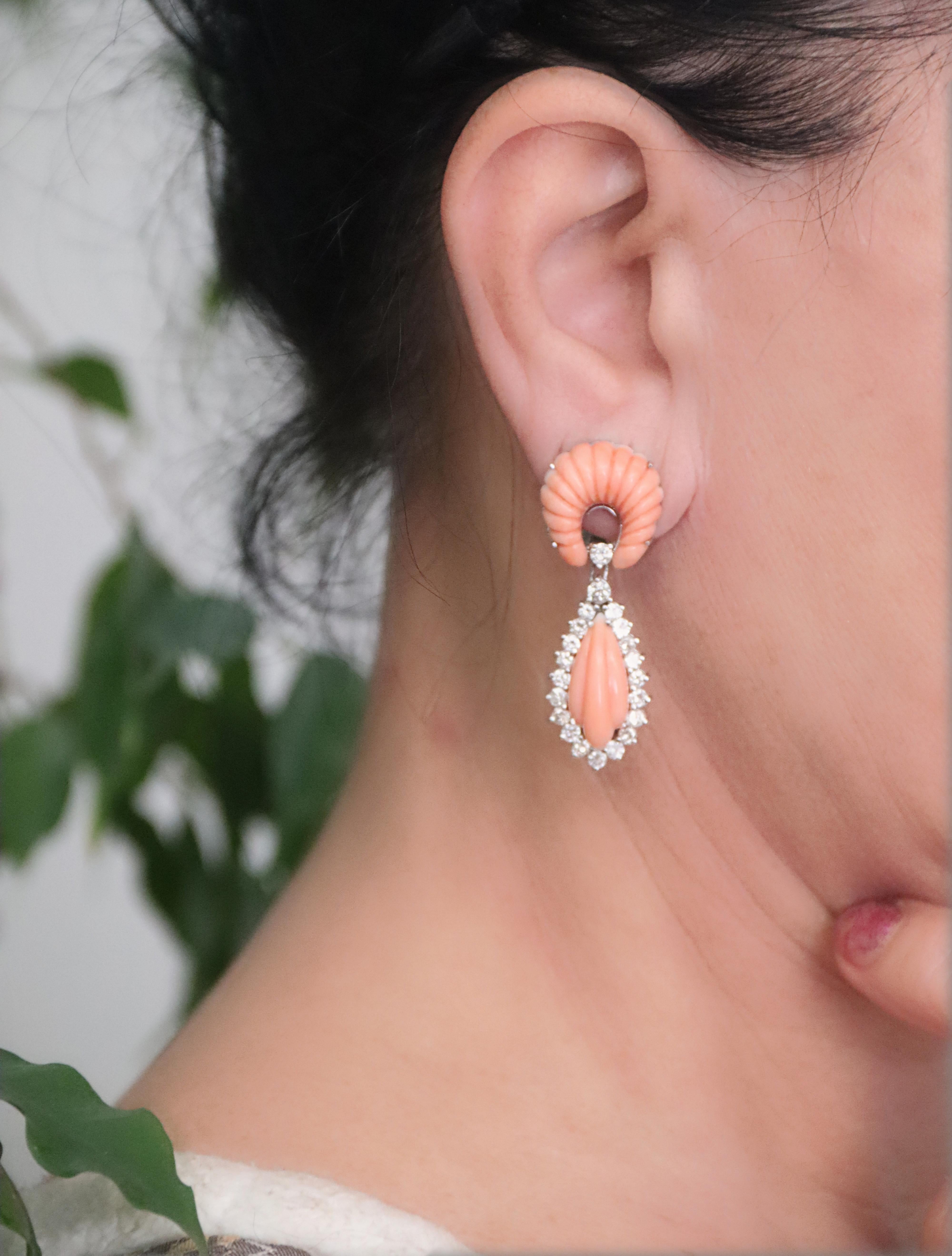 Boucles d'oreilles pendantes en or blanc 14 carats avec diamants et corail en vente 2