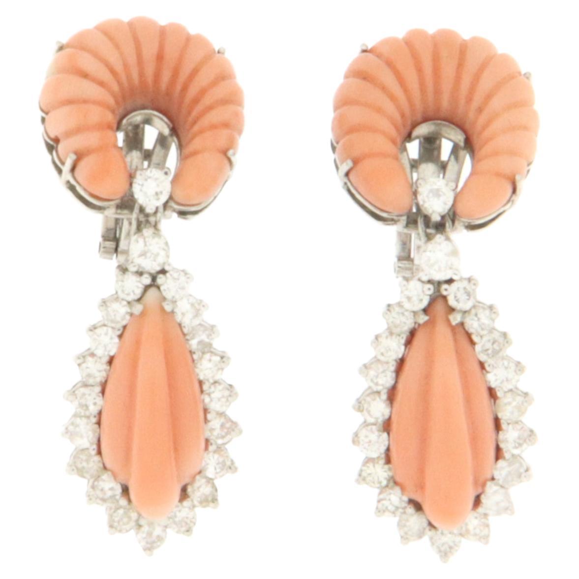 Boucles d'oreilles pendantes en or blanc 14 carats avec diamants et corail en vente