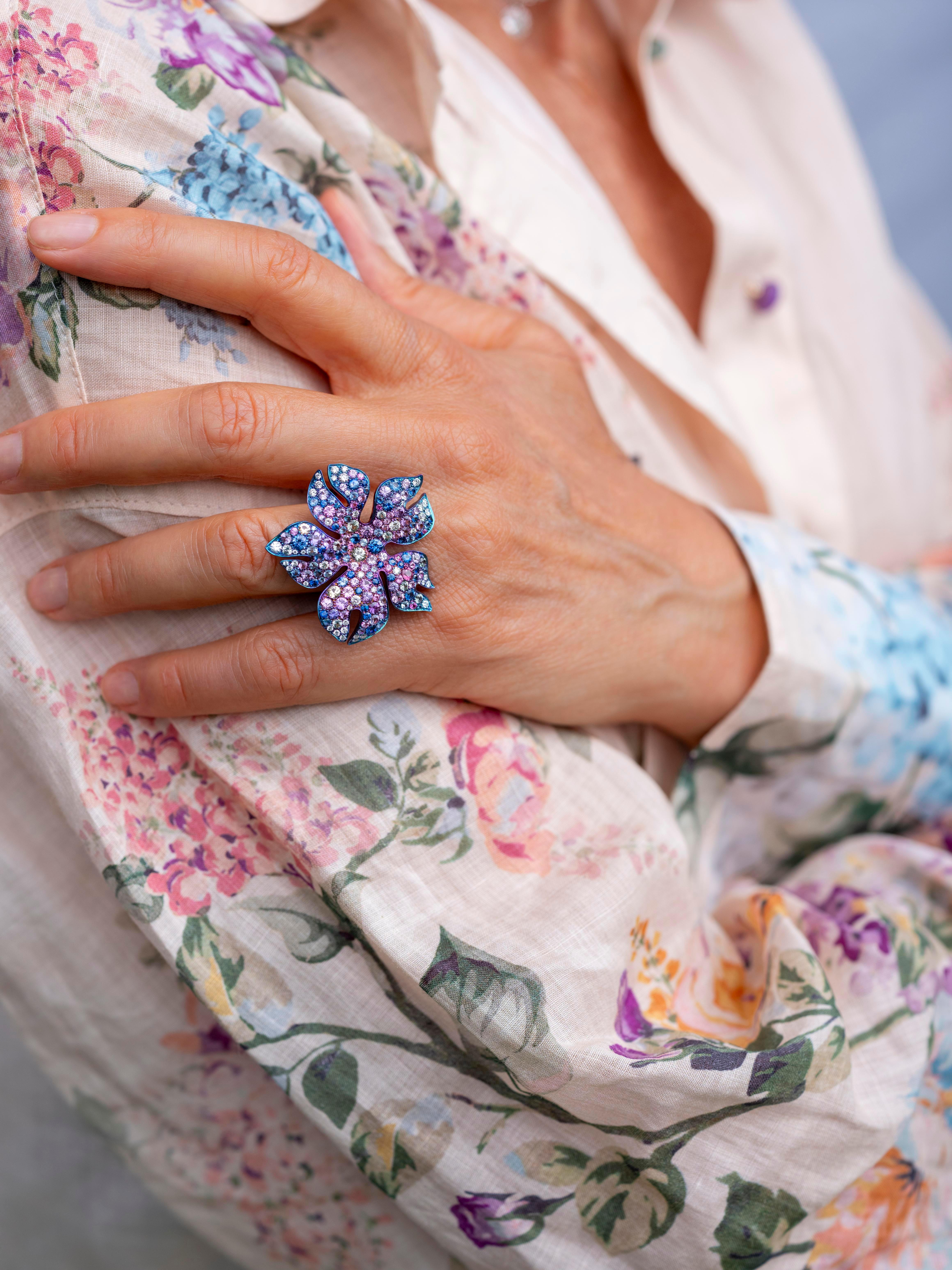 Bague fleur Sakura en or rose 18 carats, diamants, saphirs 0,60 carat et titane en vente 2