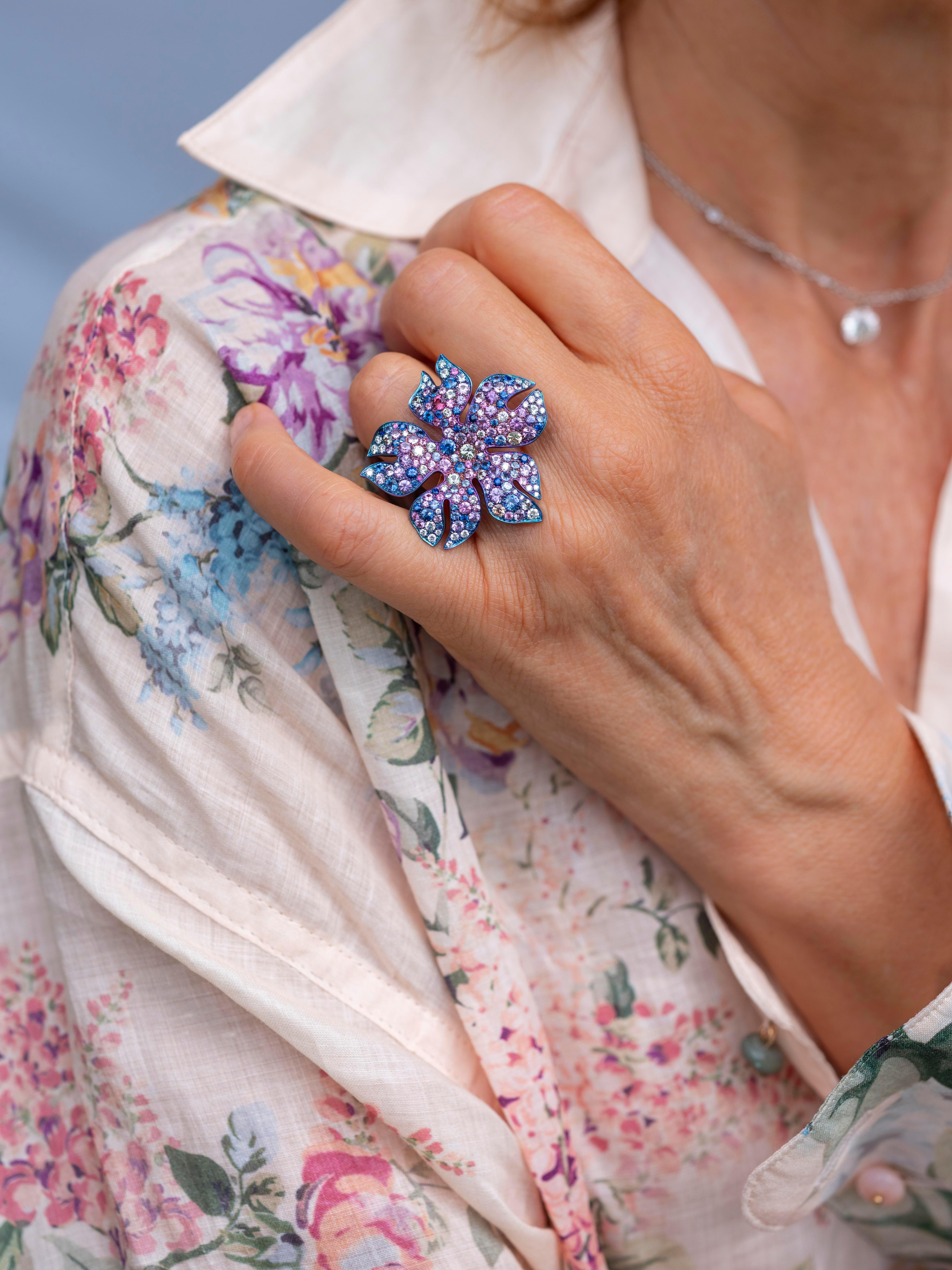 Bague fleur Sakura en or rose 18 carats, diamants, saphirs 0,60 carat et titane en vente 3