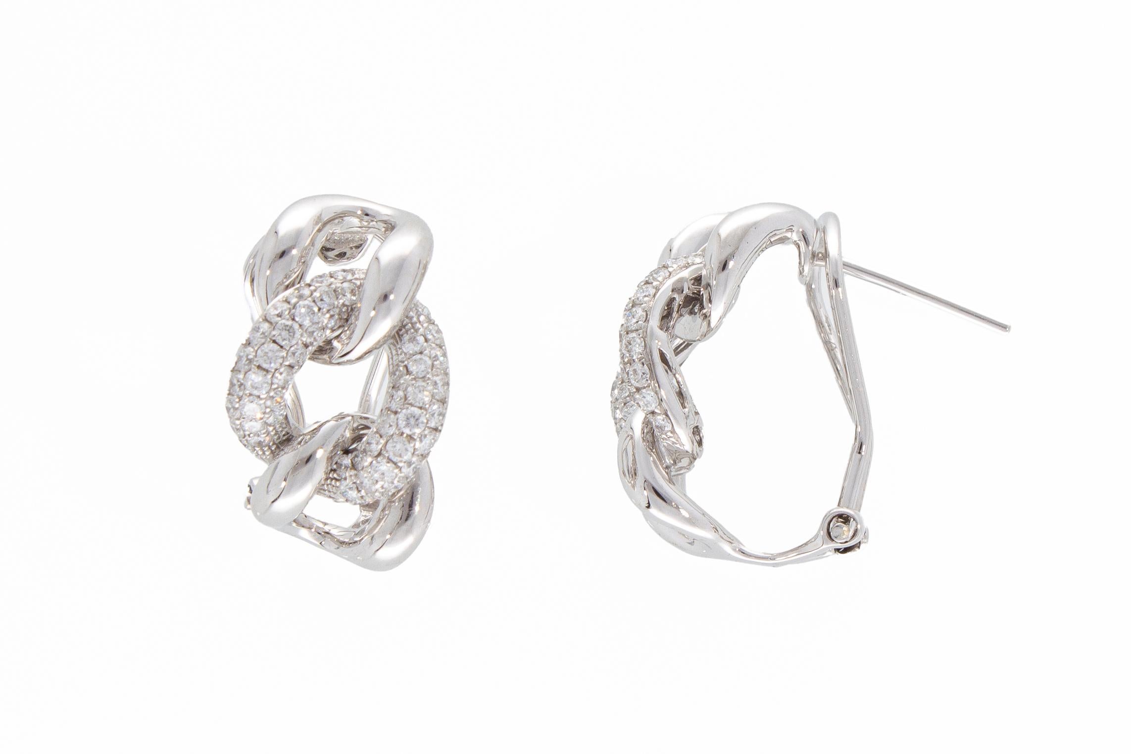 The earrings are each made up of three chain links, groumette model. 
The central links are set with diamonds, for a total carat weight of 0.71 ct.
The closure of the earrings has a pin and clips. 
To allow the earrings to be worn even by those who