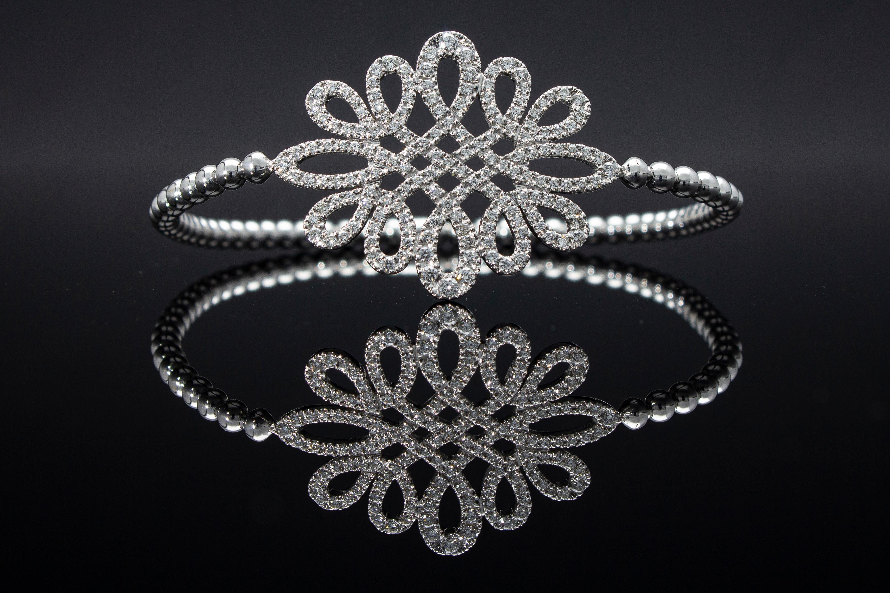 Contemporain Bracelet en or 18 carats avec diamants de 1,04 carat et motif central. Fabriqué en Italie en vente