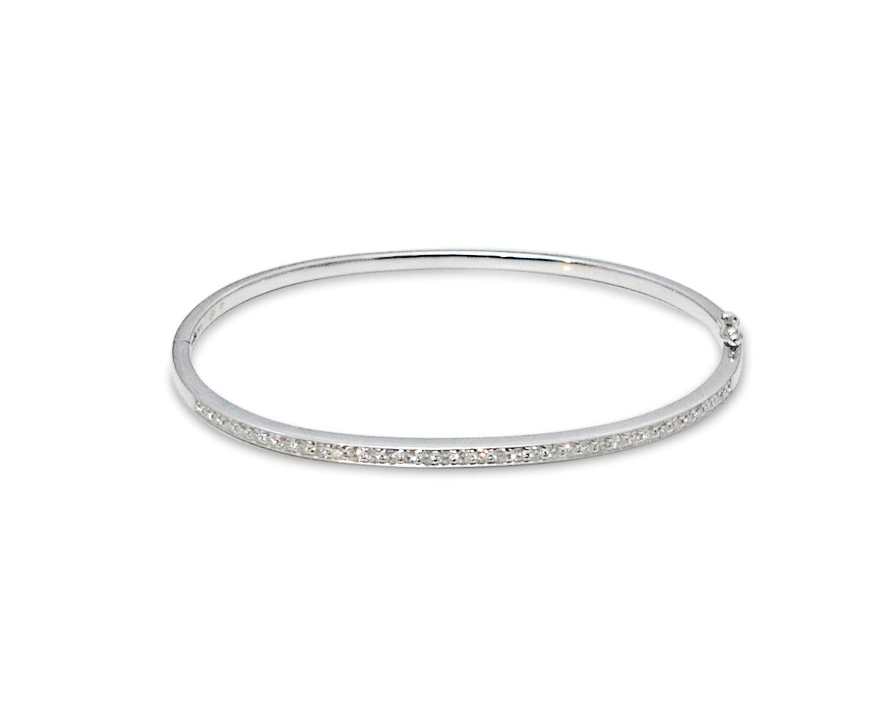 Beautiful 36 diamonds half-paved 18 carats white gold 750 / 1000eme bangle bracelet.

Weight of diamonds: 0.53 carats

Width of bracelet: 19cm

Secure double-click clasp with safety valve.
