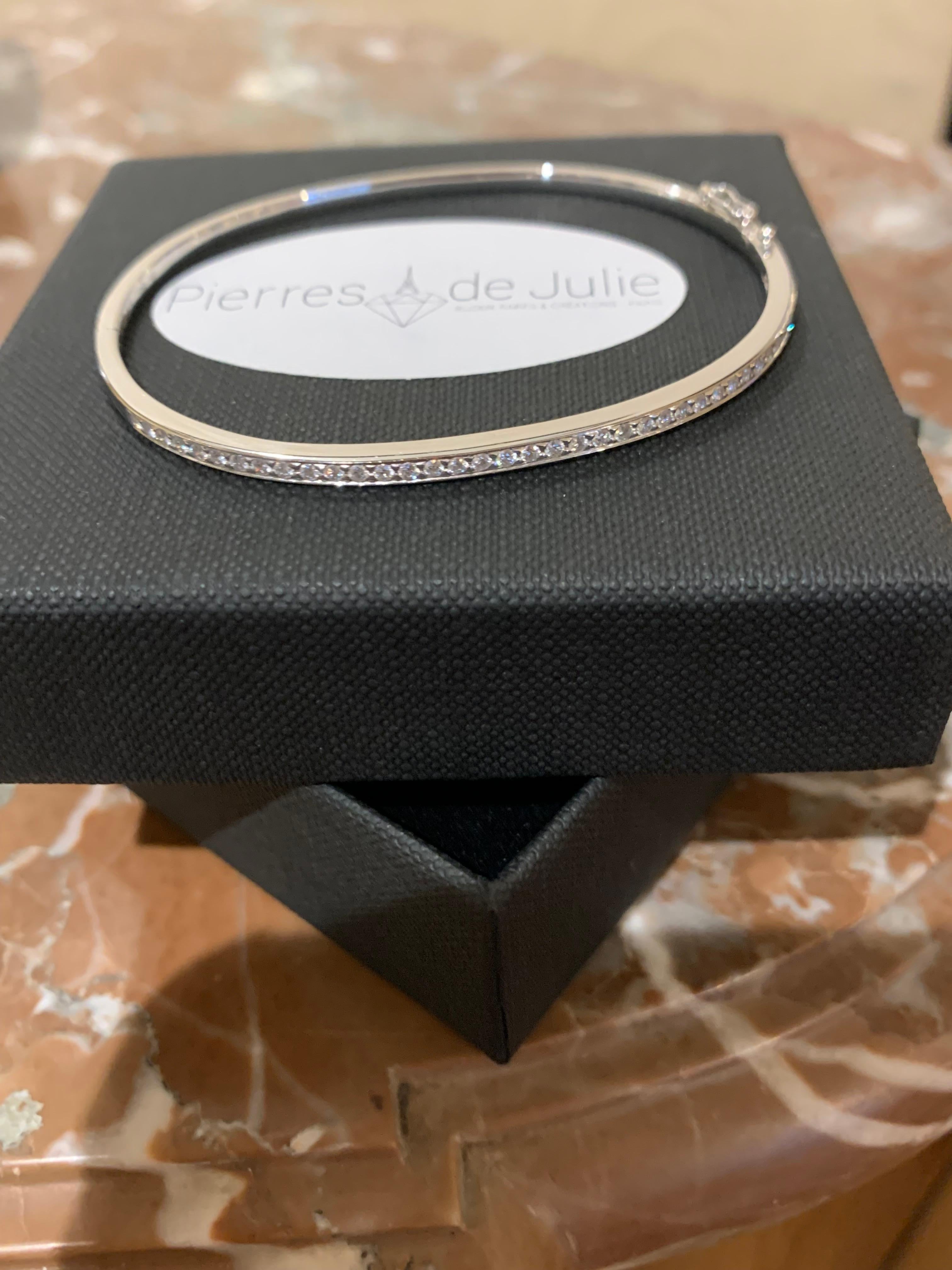 Taille brillant Bracelet jonc en or blanc 18 carats avec demi-pavé de diamants en vente