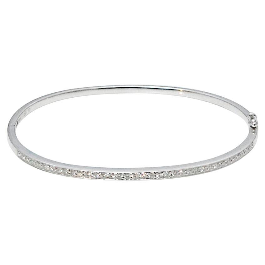 Bracelet jonc en or blanc 18 carats avec demi-pavé de diamants en vente