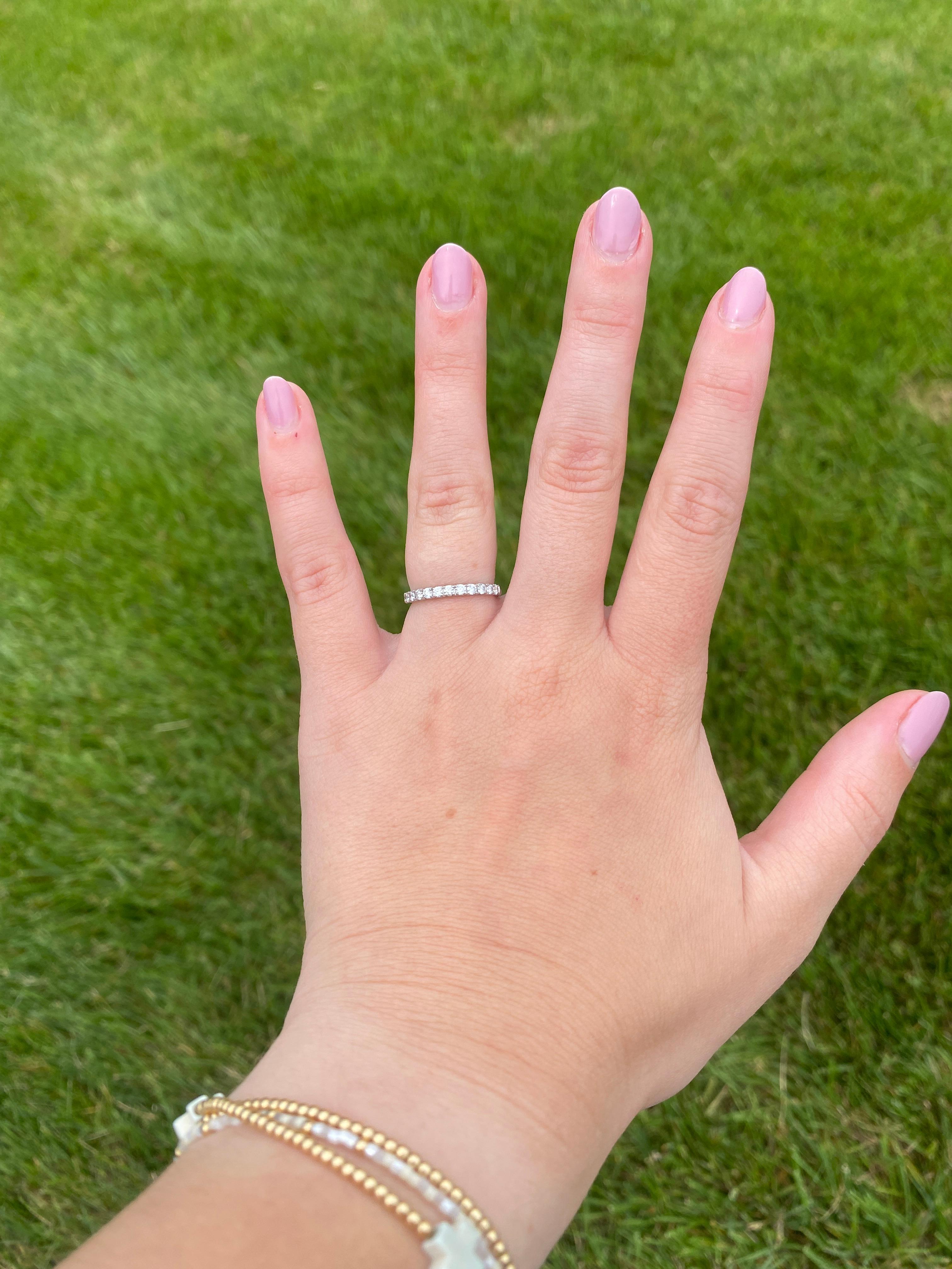 Diamonds Direct Anello con fascia di diamanti da .50ctw, oro bianco 14k, misura 5.25 in vendita 2