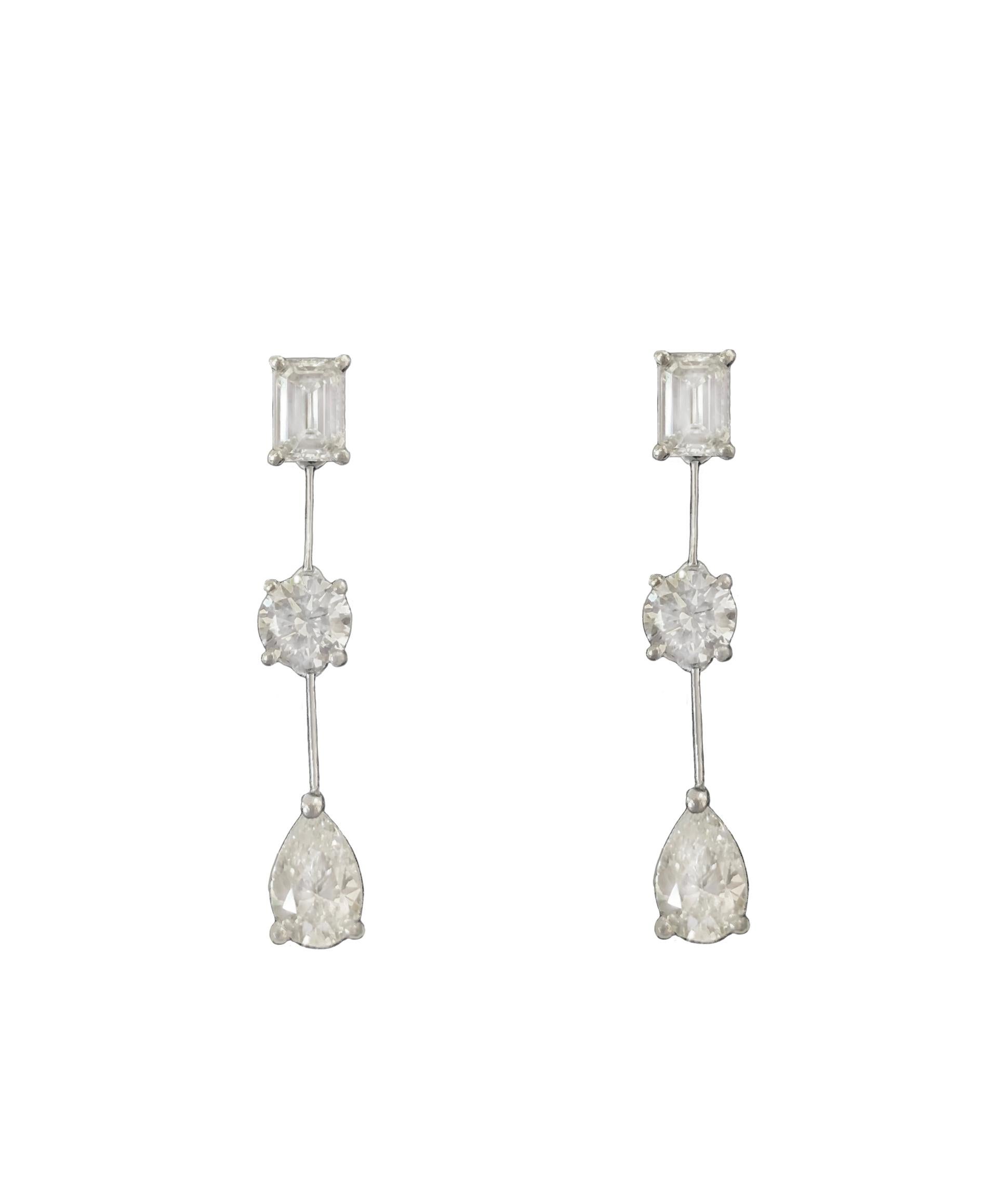 Diamonds Drop Petite Earrings in Platinum with Diamonds In New Condition For Sale In New York, NY