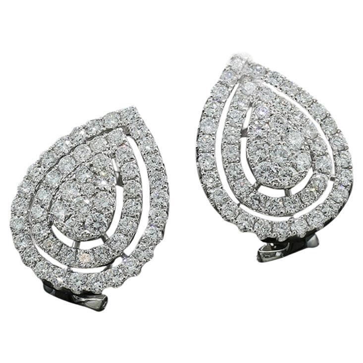 Boucles d'oreilles en or 18 carats avec diamants étincelants en forme de poire de 2,50 carats en vente