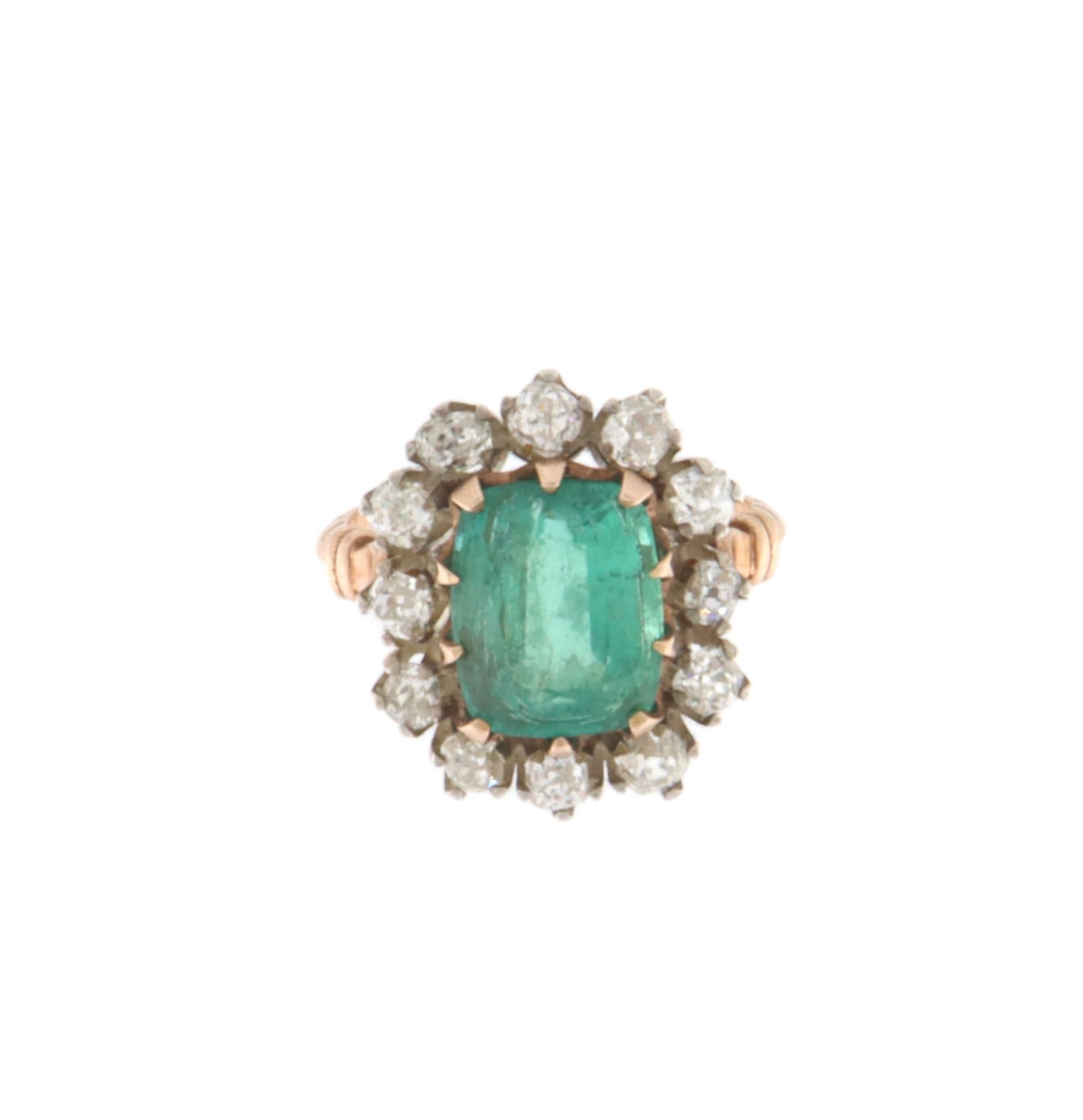 This stunning ring combines the elegance of 14K yellow gold and the sophistication of 800-millesimal silver, creating a contrast that further enhances the beauty of the gemstones set within it. At the center shines a precious Brazilian emerald,