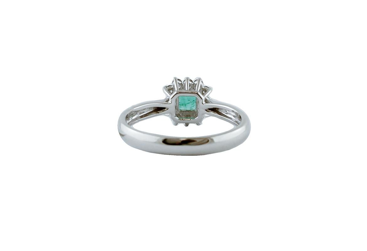 Diamantes, Esmeralda, Anillo de compromiso de oro blanco de 18 quilates Moderno en venta