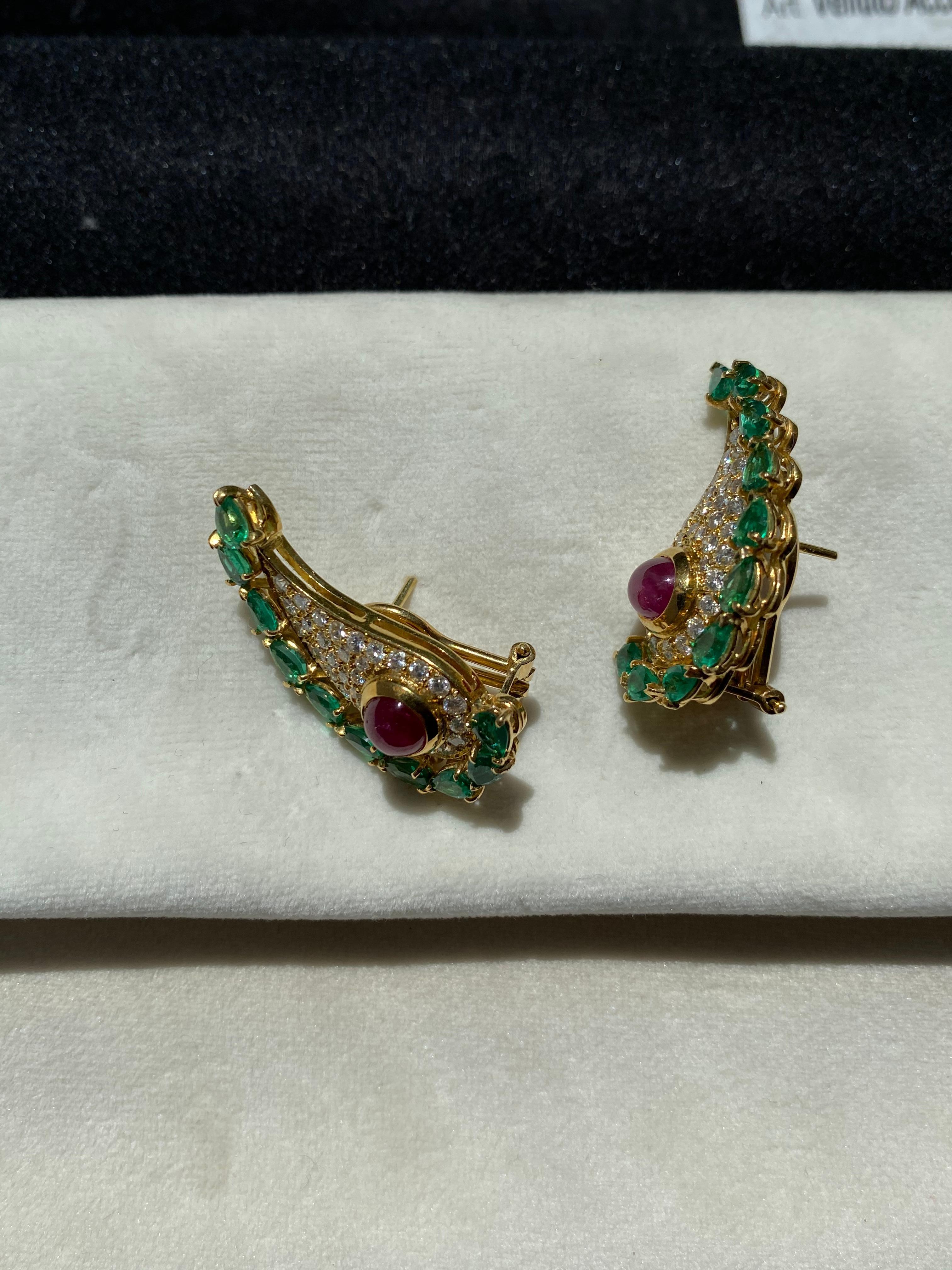 18kt gold earrings with clips, 20 pear cut emeralds 2ct,with 2 cabochon rubies ct 1 and diamonds 1, ct
made in Italy.