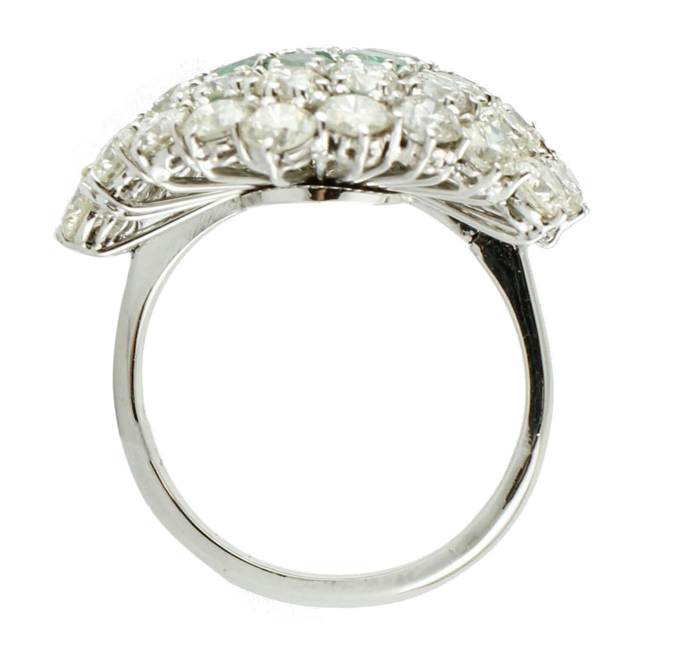 Diamonds, Emerald Flower, 14 Karat White Gold Cluster Ring In Excellent Condition For Sale In Marcianise, Marcianise (CE)