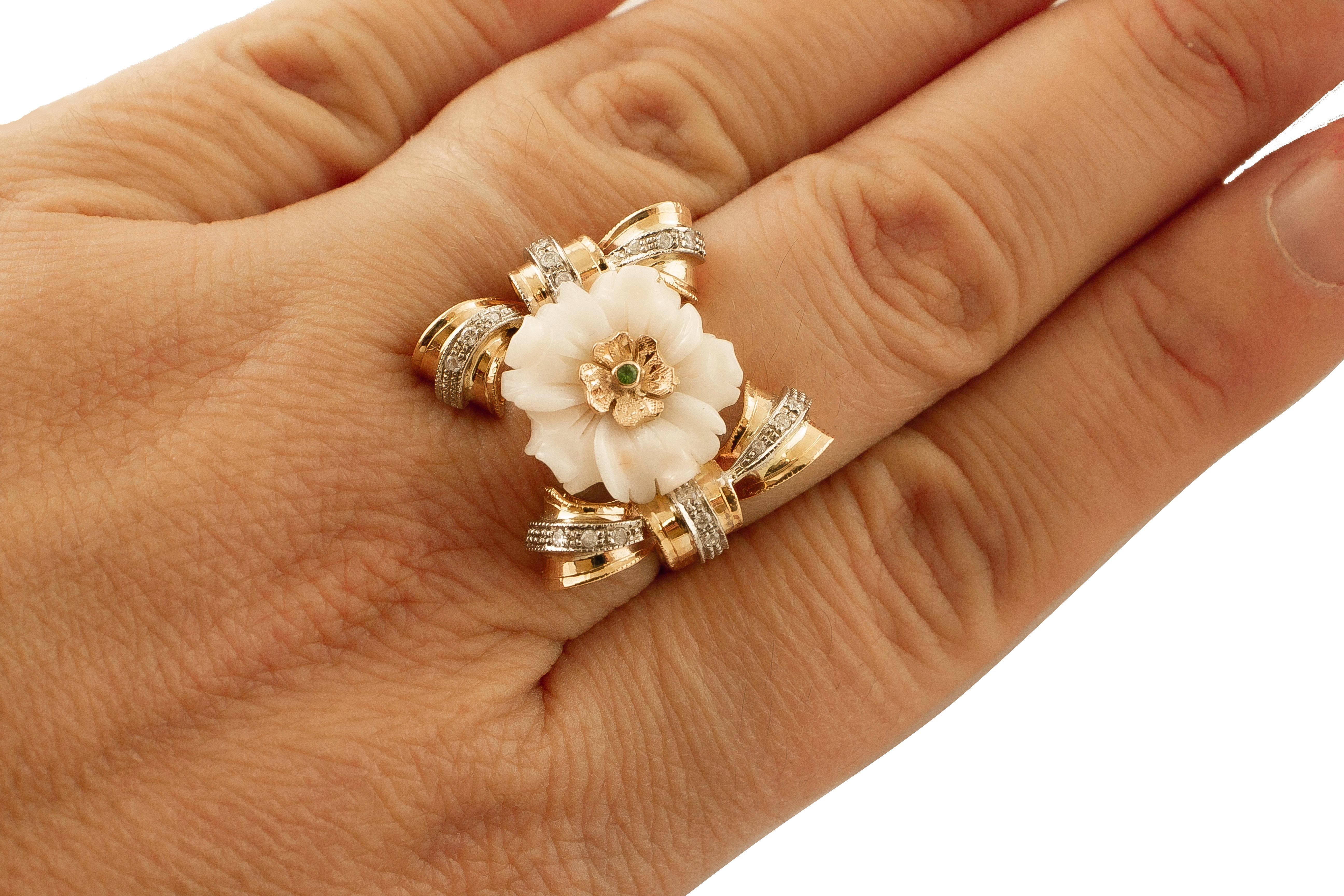 Bague en or rose et blanc 14 carats, diamants, tsavorite, fleur de corail rose Excellent état - En vente à Marcianise, Marcianise (CE)