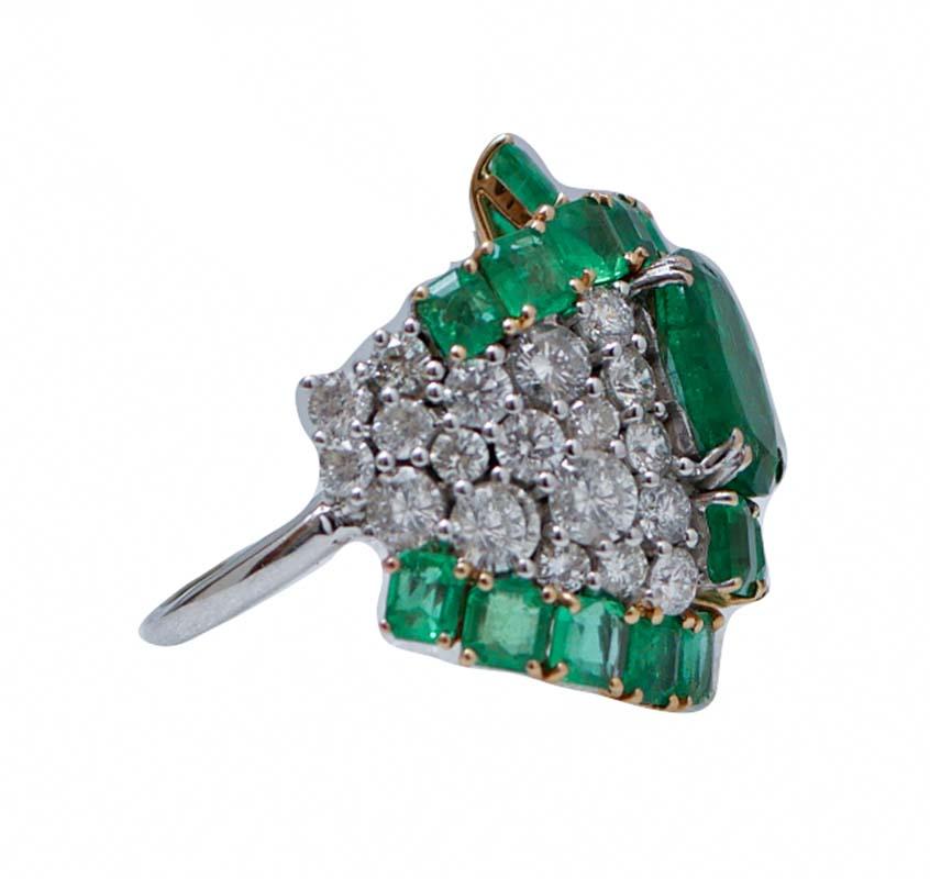 Shiny ring in 14kt white gold covered in diamonds surrounded by emeralds. An oval emerald  in the centre of this amazing ring.
Diamonds 5.44 ct
Central emerald 3.46 ct
Emerald  6.37 ct
Total Weight 13.8 gr
Italian size 18
French Size  58
Usa Size