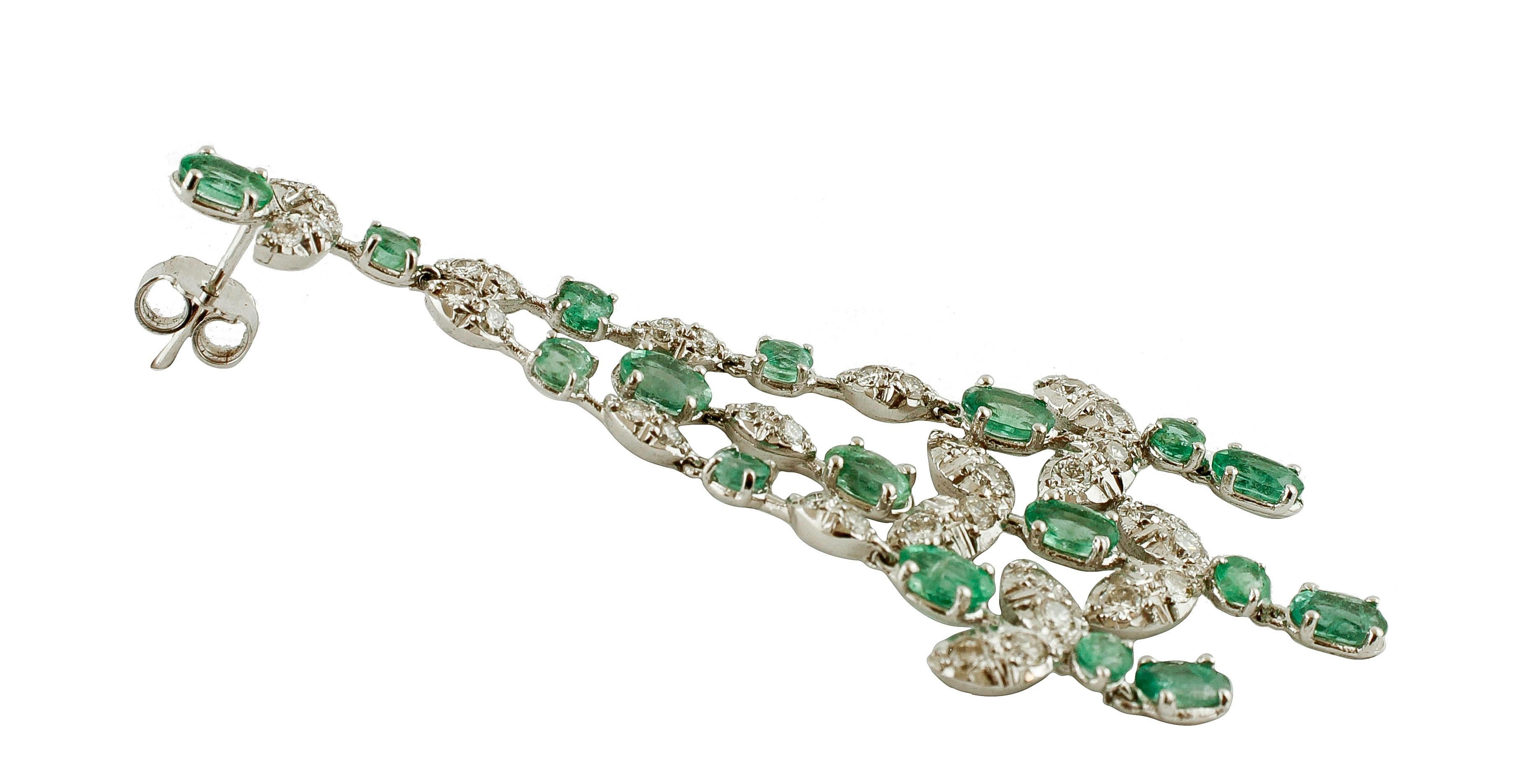 Retro Diamonds, Emeralds, 14 Karat White Gold Retrò Chandelier Earrings For Sale