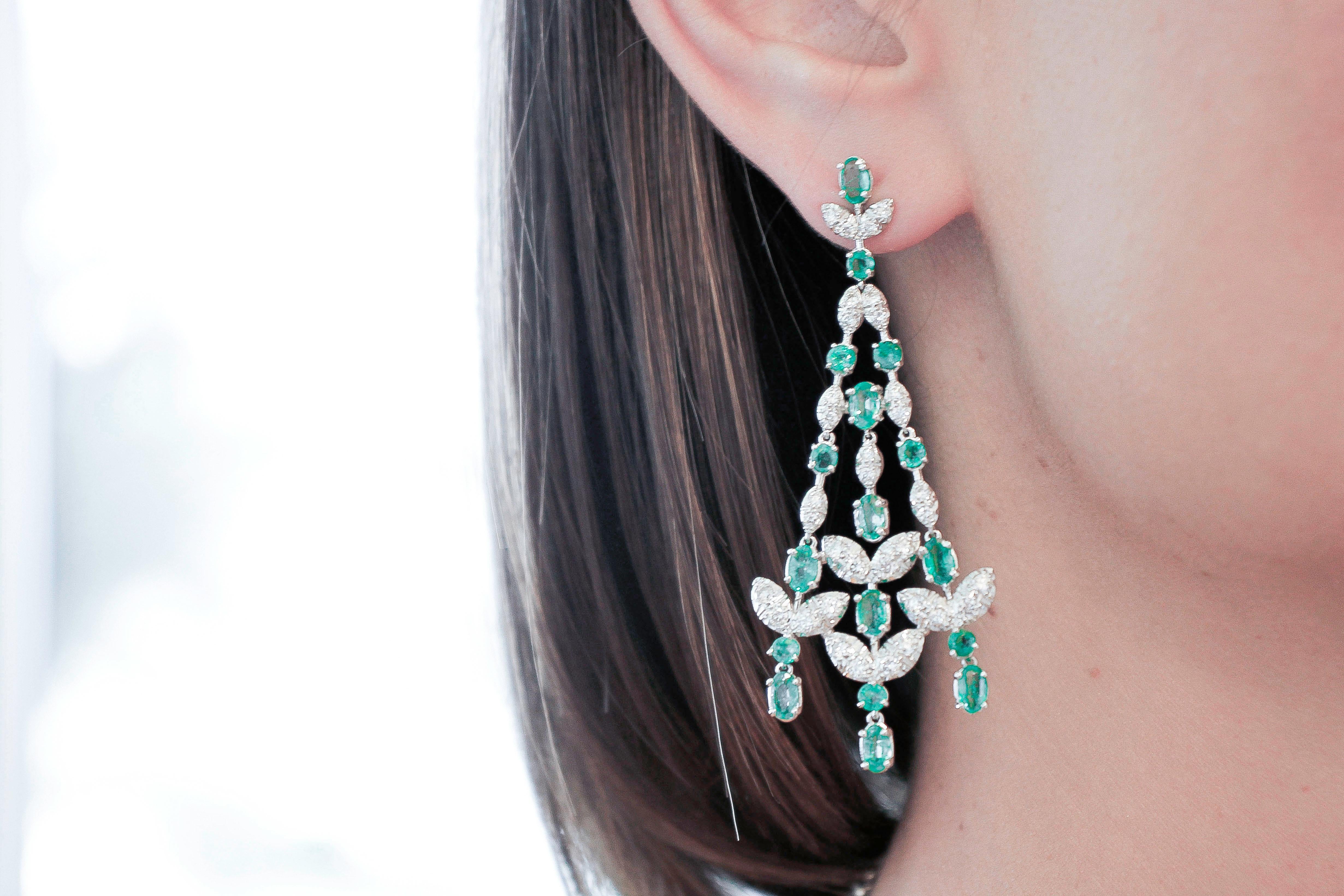Women's Diamonds, Emeralds, 14 Karat White Gold Retrò Chandelier Earrings For Sale