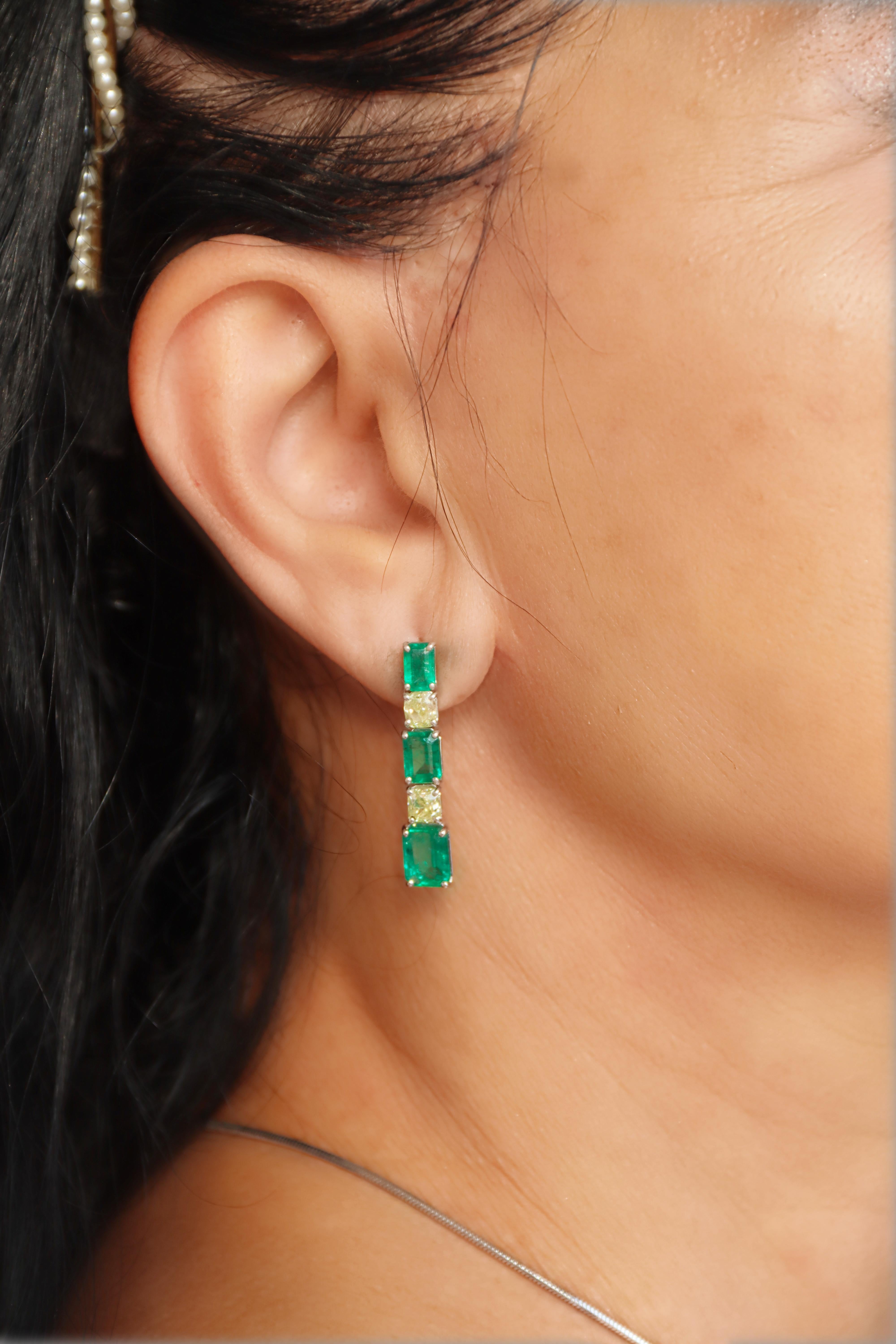 Diamonds Emeralds 18 Karat White Gold Drop Earrings And Choker Necklace For Sale 9