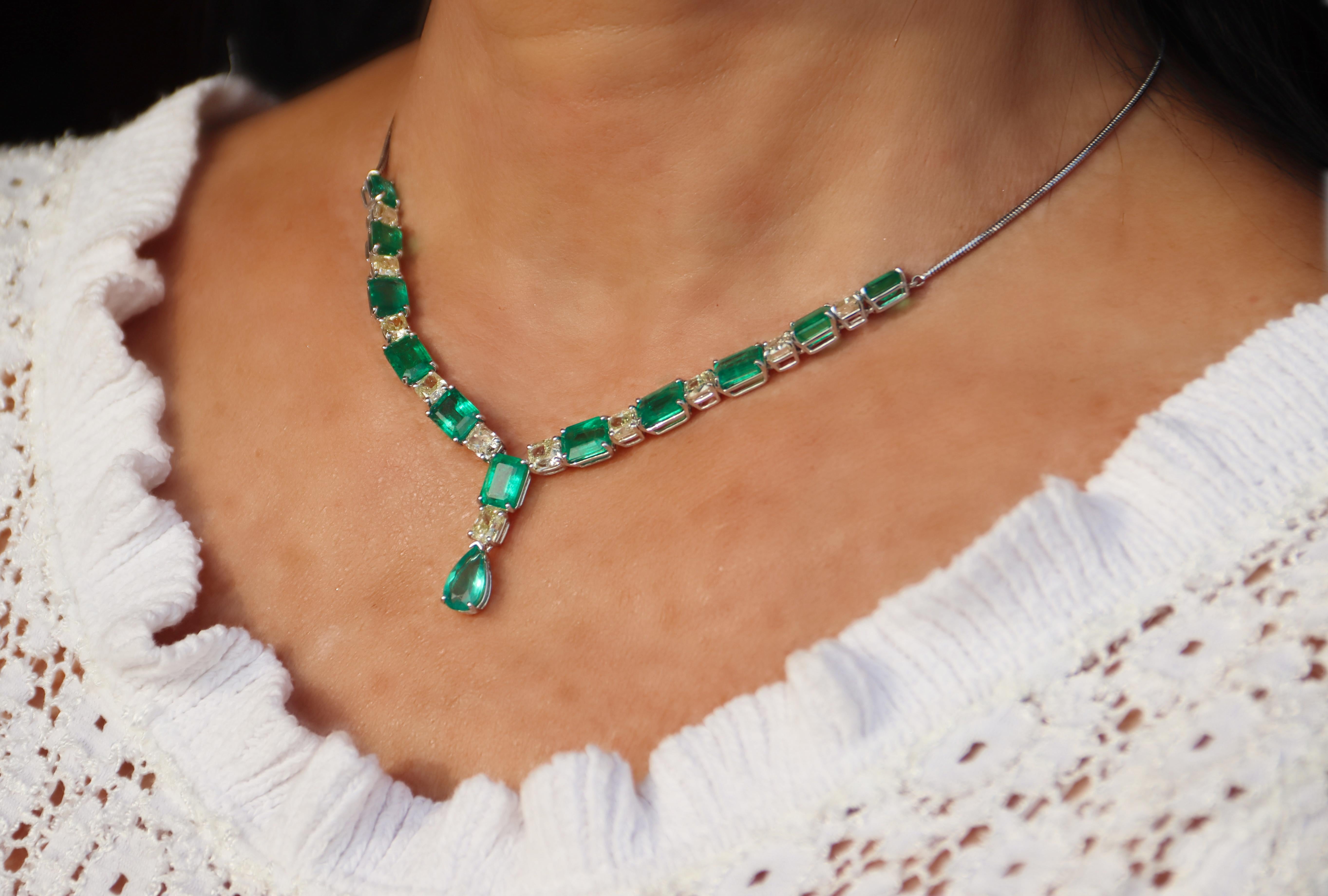 Diamonds Emeralds 18 Karat White Gold Drop Earrings And Choker Necklace For Sale 13