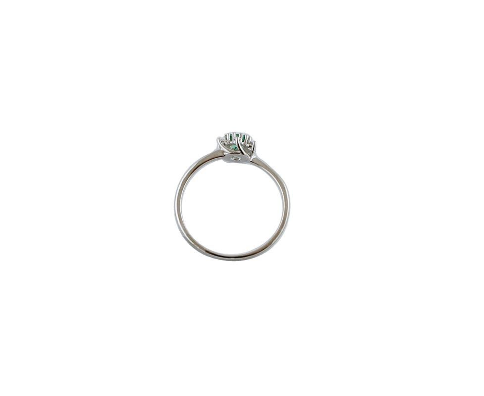 Modern Diamonds, Emeralds, 18 Karat White Gold Flower-Shaped Ring For Sale