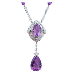 Diamants, émeraudes, améthystes, collier à pendentifs en or blanc 14 carats.