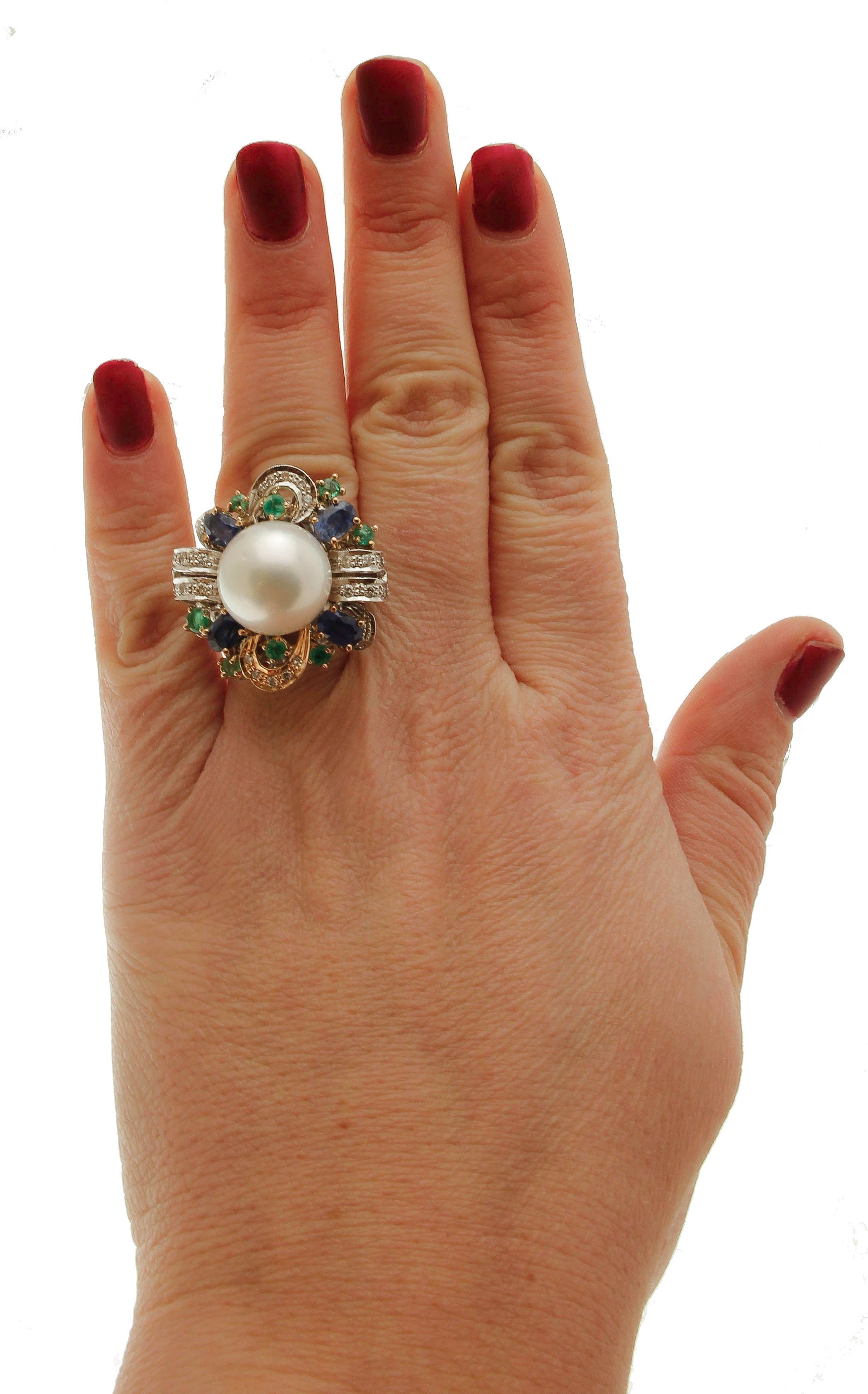 Diamonds, Emeralds, Blue Sapphires, South-Sea Pearl, Rose and White Gold Ring In Good Condition For Sale In Marcianise, Marcianise (CE)
