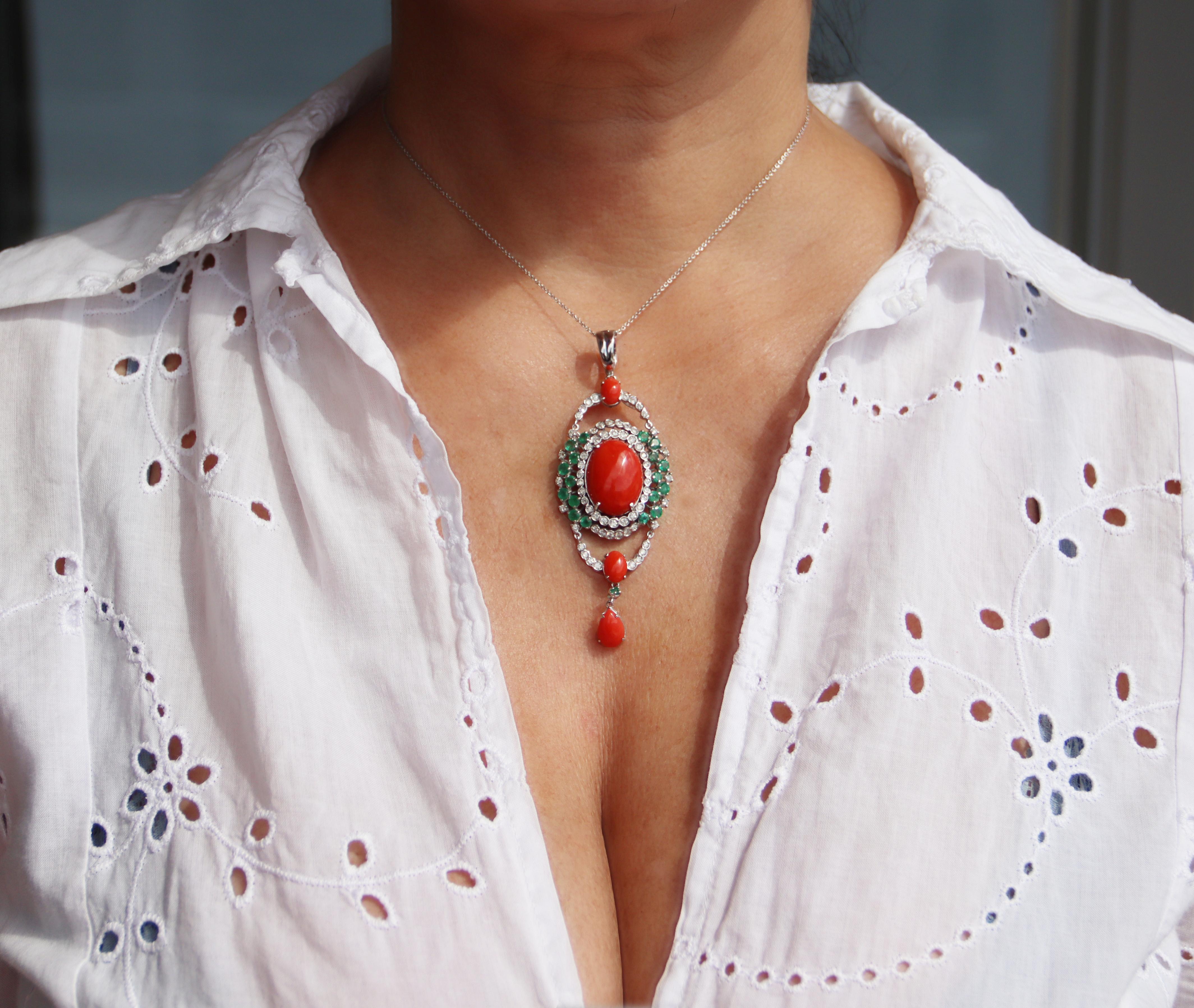 Colliers pendentifs en or blanc 18 carats diamants émeraudes corail en vente 1