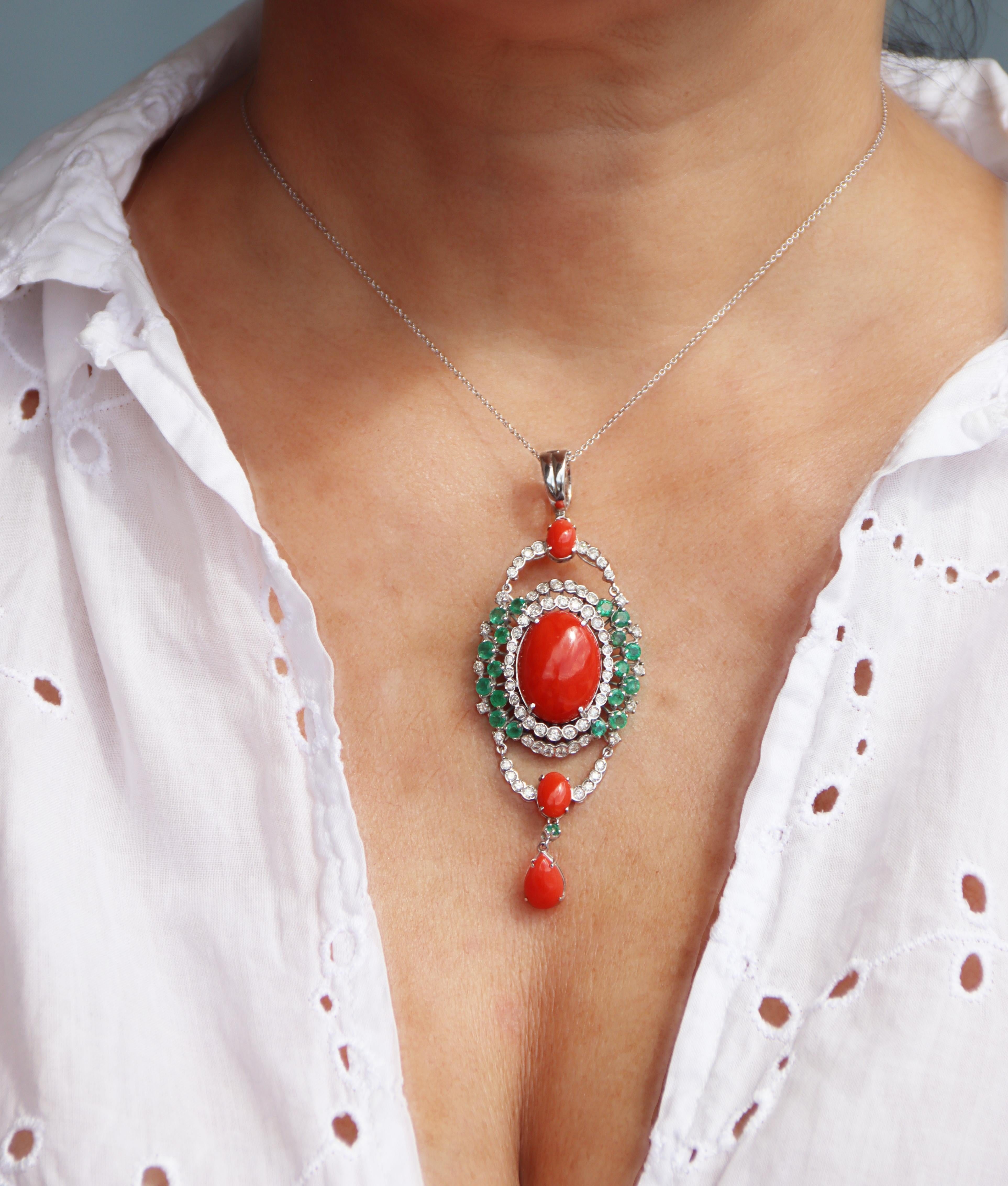Colliers pendentifs en or blanc 18 carats diamants émeraudes corail en vente 2