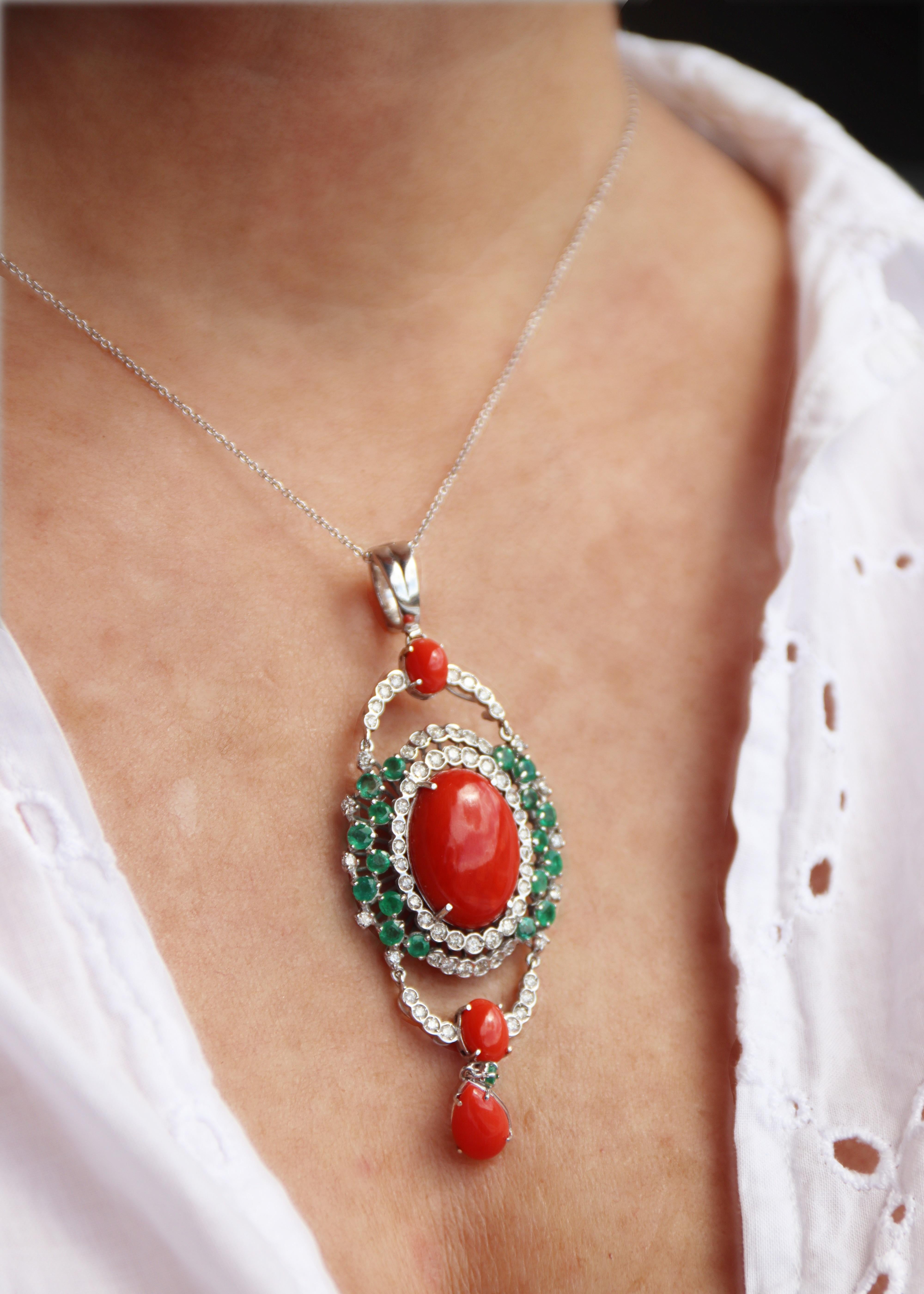 Colliers pendentifs en or blanc 18 carats diamants émeraudes corail en vente 3