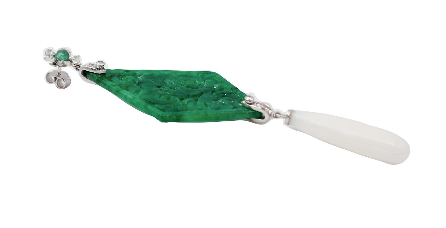 Pendientes Colgantes de Oro Blanco de 18 Kilates con Diamantes, Esmeraldas, Ágata Verde y Coral Blanco Corte mixto en venta