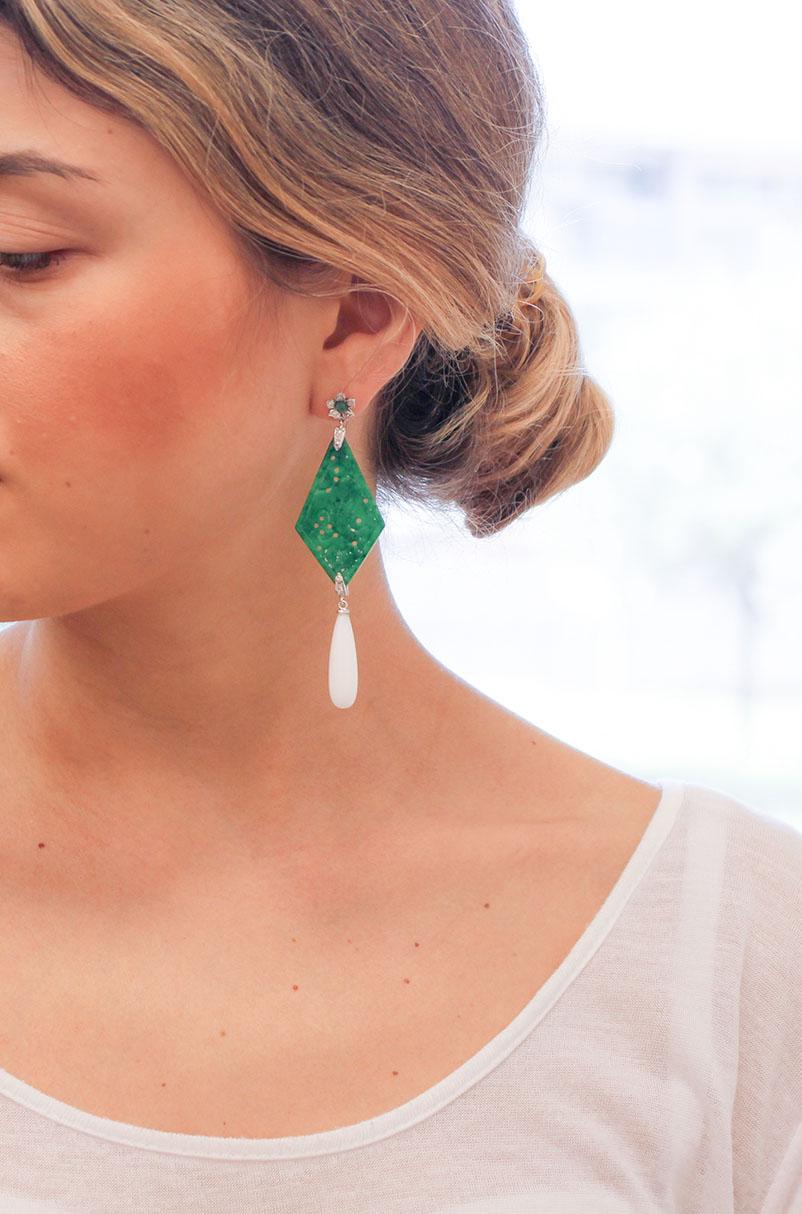 Pendientes Colgantes de Oro Blanco de 18 Kilates con Diamantes, Esmeraldas, Ágata Verde y Coral Blanco en Bueno estado para la venta en Marcianise, Marcianise (CE)
