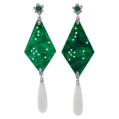 Pendants d'oreilles en or blanc 18 carats avec diamants, émeraudes, agate verte et corail blanc