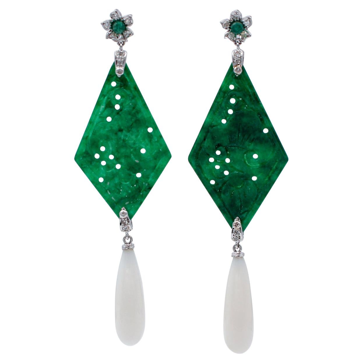 Pendants d
oreilles en or blanc 18 carats avec diamants, émeraudes, agate verte et corail blanc
