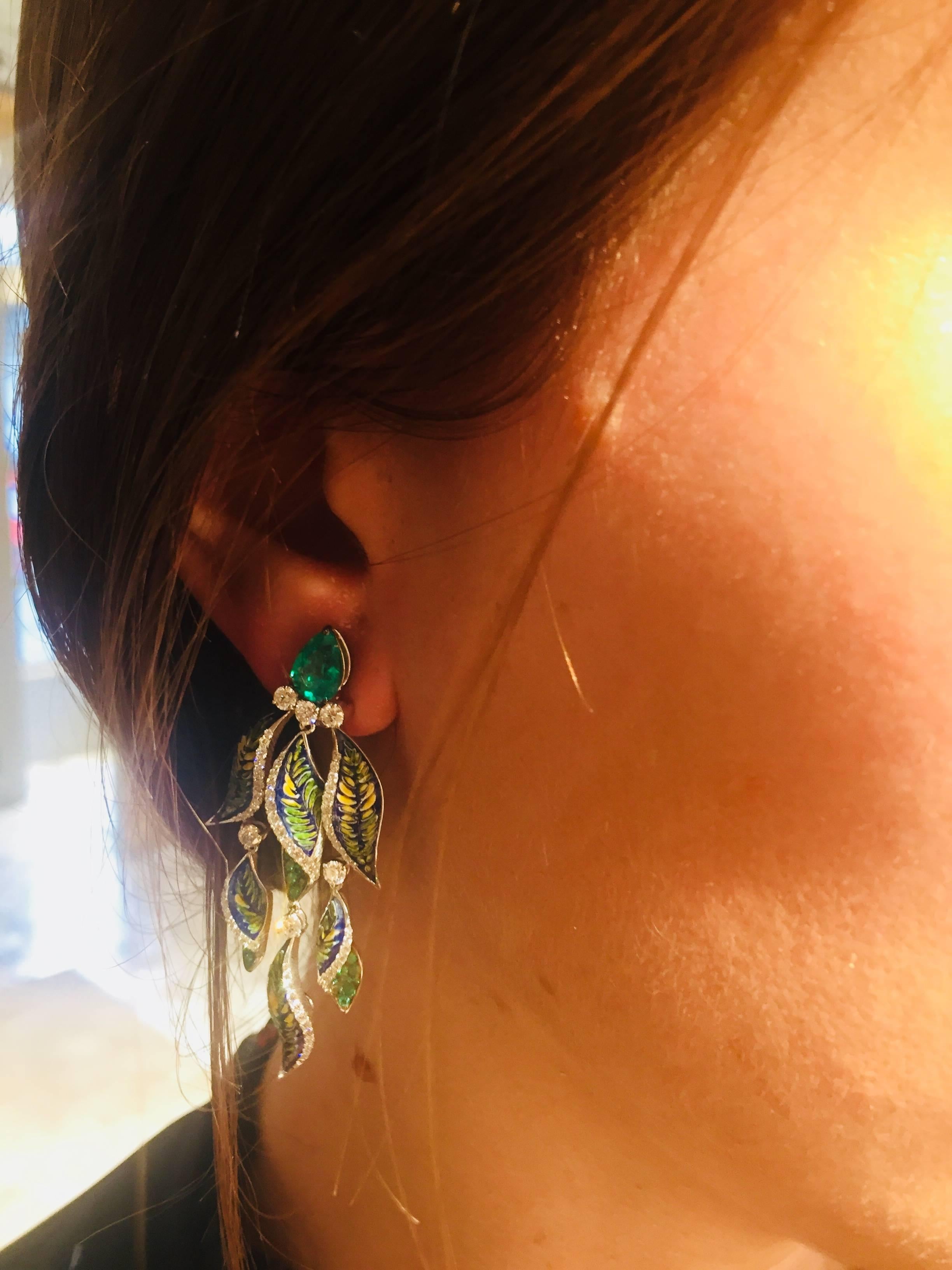 Ohrringe aus Weißgold mit weißen Diamanten im Birnenschliff und Smaragden, dekoriert mit Nanomosaik  (Tropfenschliff) im Angebot