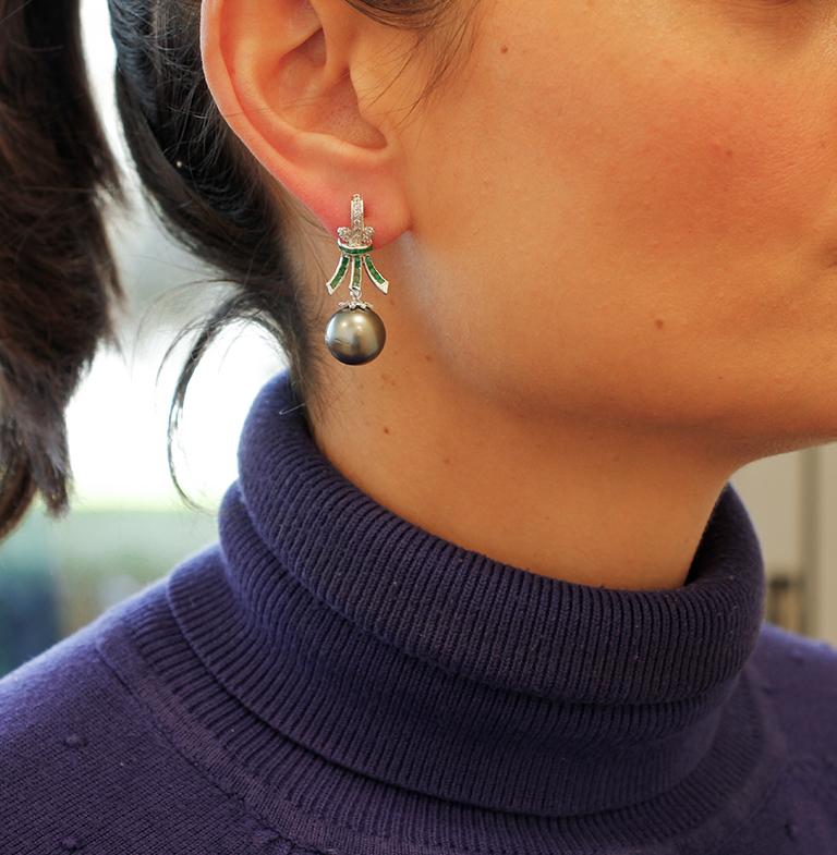 Diamonds, Emeralds, Grey Pearls, 18 Karat White Gold Dangle Earrings In Good Condition In Marcianise, Marcianise (CE)