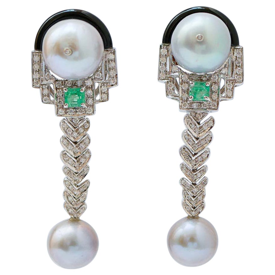 Diamants, émeraudes, perles grises, onyx, boucles d'oreilles pendantes en or blanc 14 carats en vente