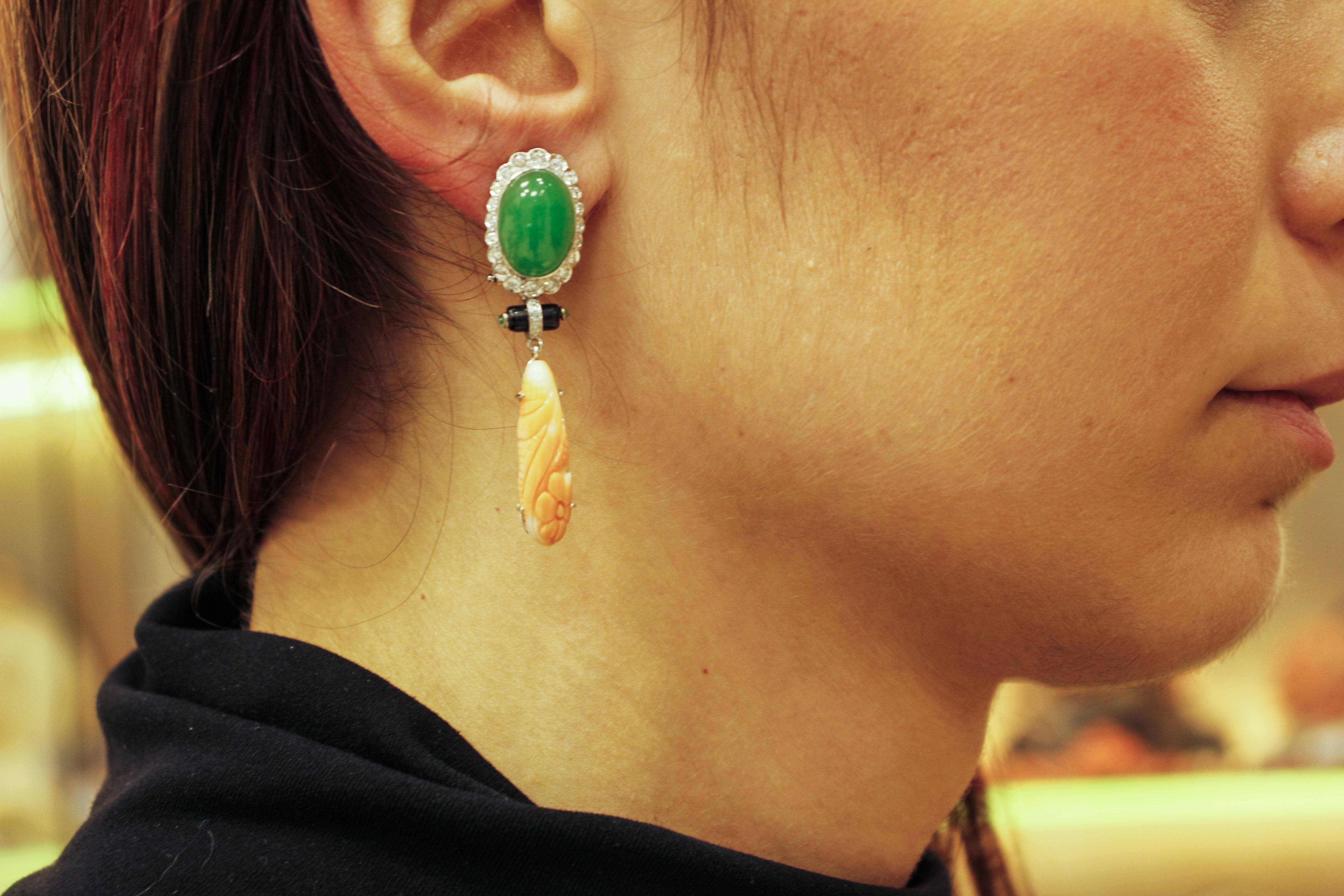 Boucles d'oreilles en or, diamants, émeraudes, onyx, jade, corail gravé orange Pour femmes en vente