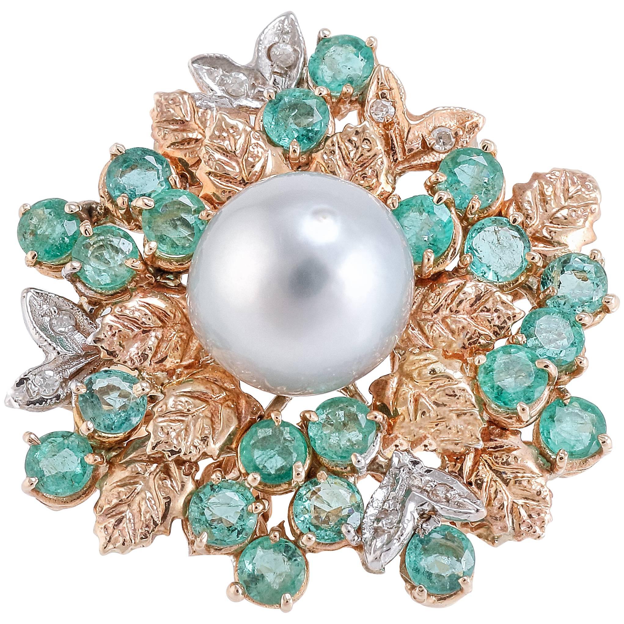 Ring aus Weiß- und Roségold mit Diamanten, Smaragden und Perlen im Angebot