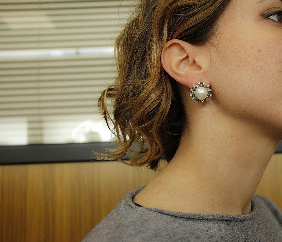 Boucles d'oreilles en or rose 14 carats, diamants, émeraudes et perles en vente 1