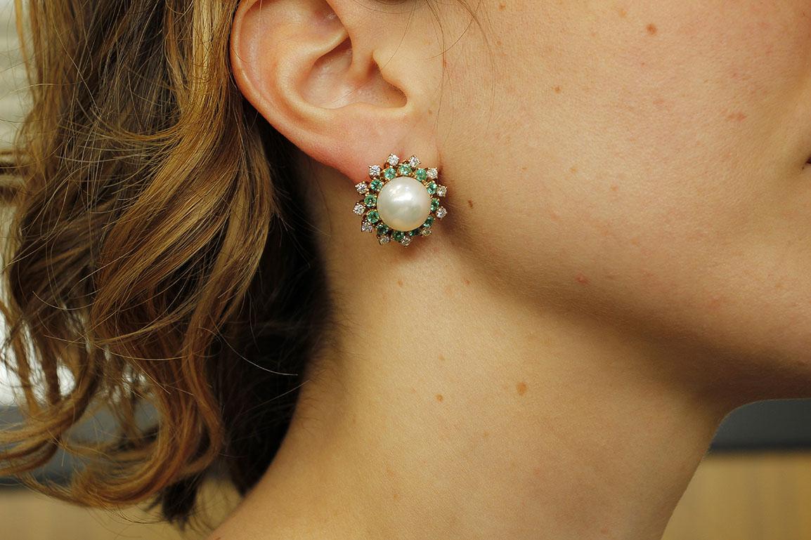 Boucles d'oreilles en or rose 14 carats, diamants, émeraudes et perles en vente 3