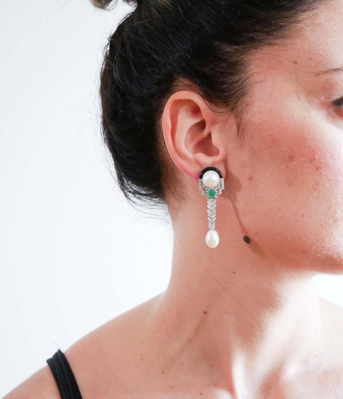 Taille mixte Diamants, émeraudes,  Boucles d'oreilles pendantes en Perles, Onyx, Platine et Or blanc 14 Kt en vente