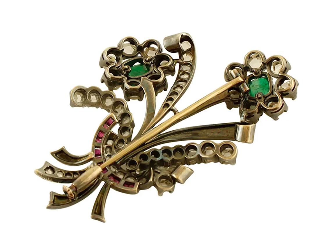 Diamonds, Emeralds, Rubies, 18 Karat Gold and Silver Retro Brooch In Good Condition For Sale In Marcianise, Marcianise (CE)