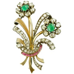 Broche rétro en or 18 carats, diamants, émeraudes, rubis et argent